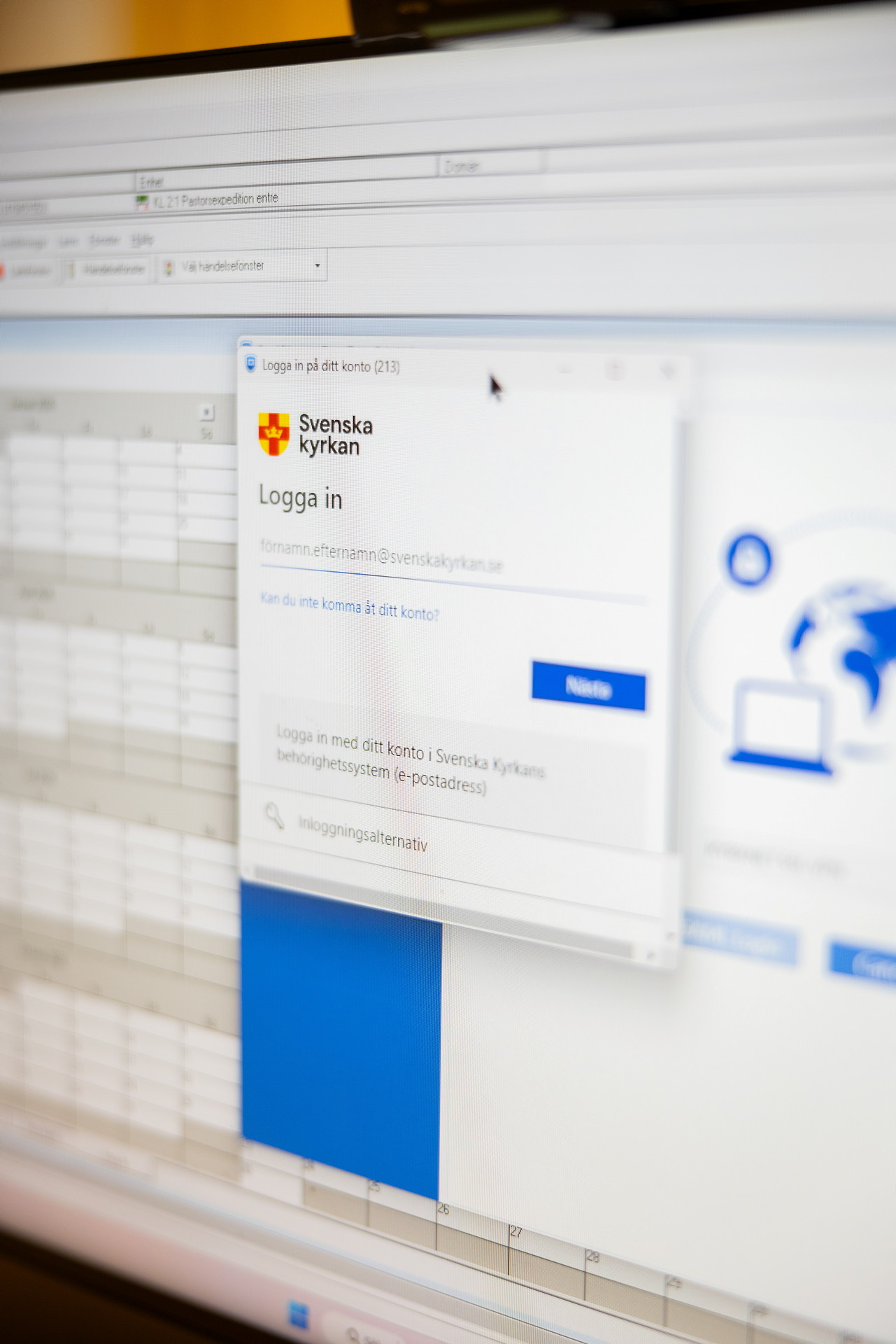 datorskärm med inloggningsruta och öppet program