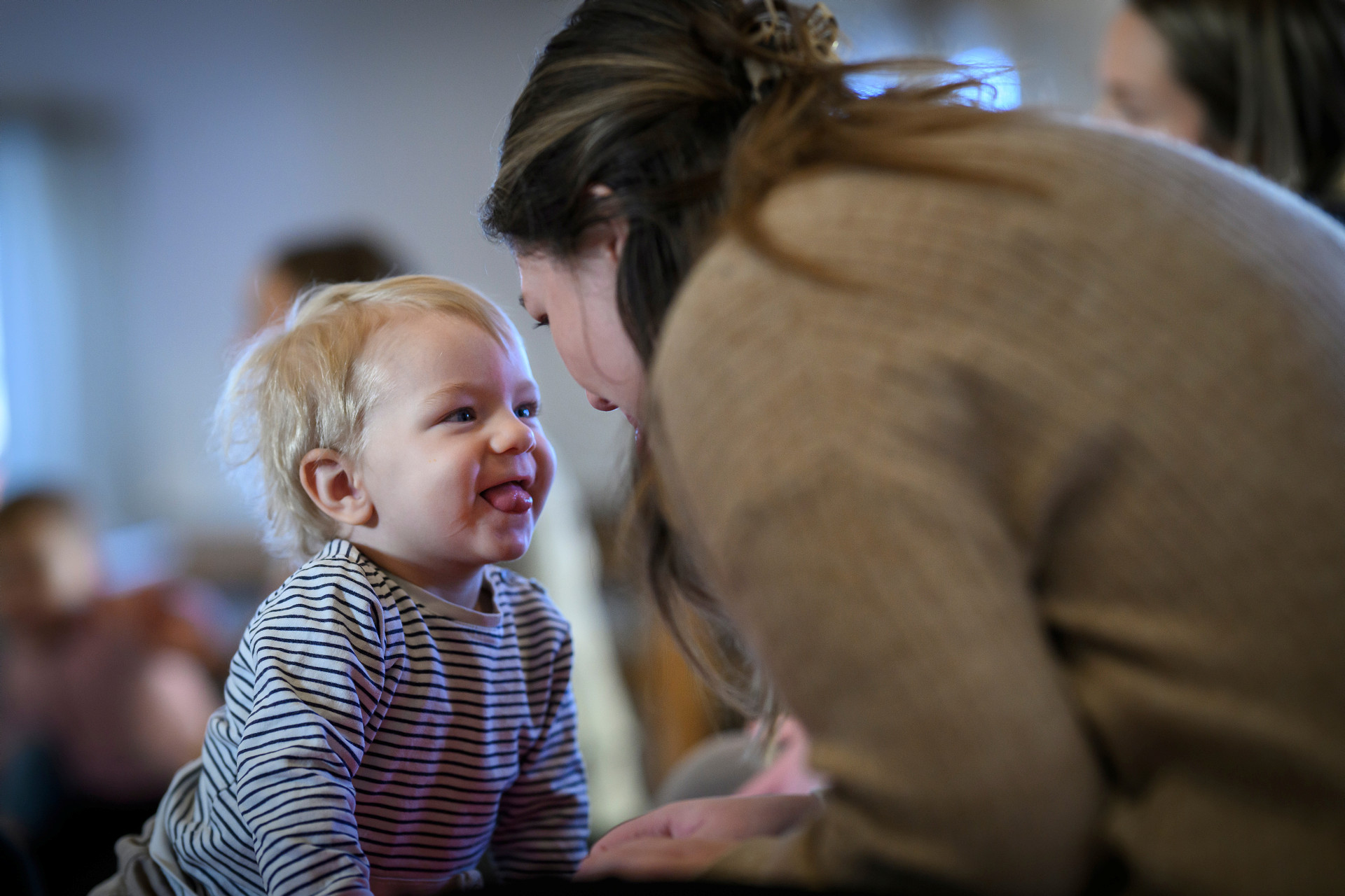 Mamma och barn, glada