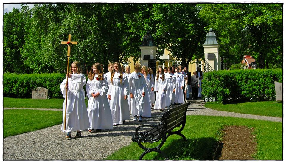 Konfirmander utanför Sättna kyrka.