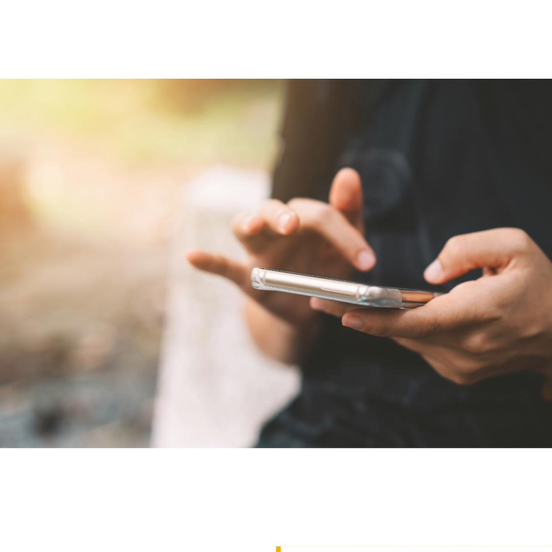 Håller i en mobiltelefon och slår ett nummer