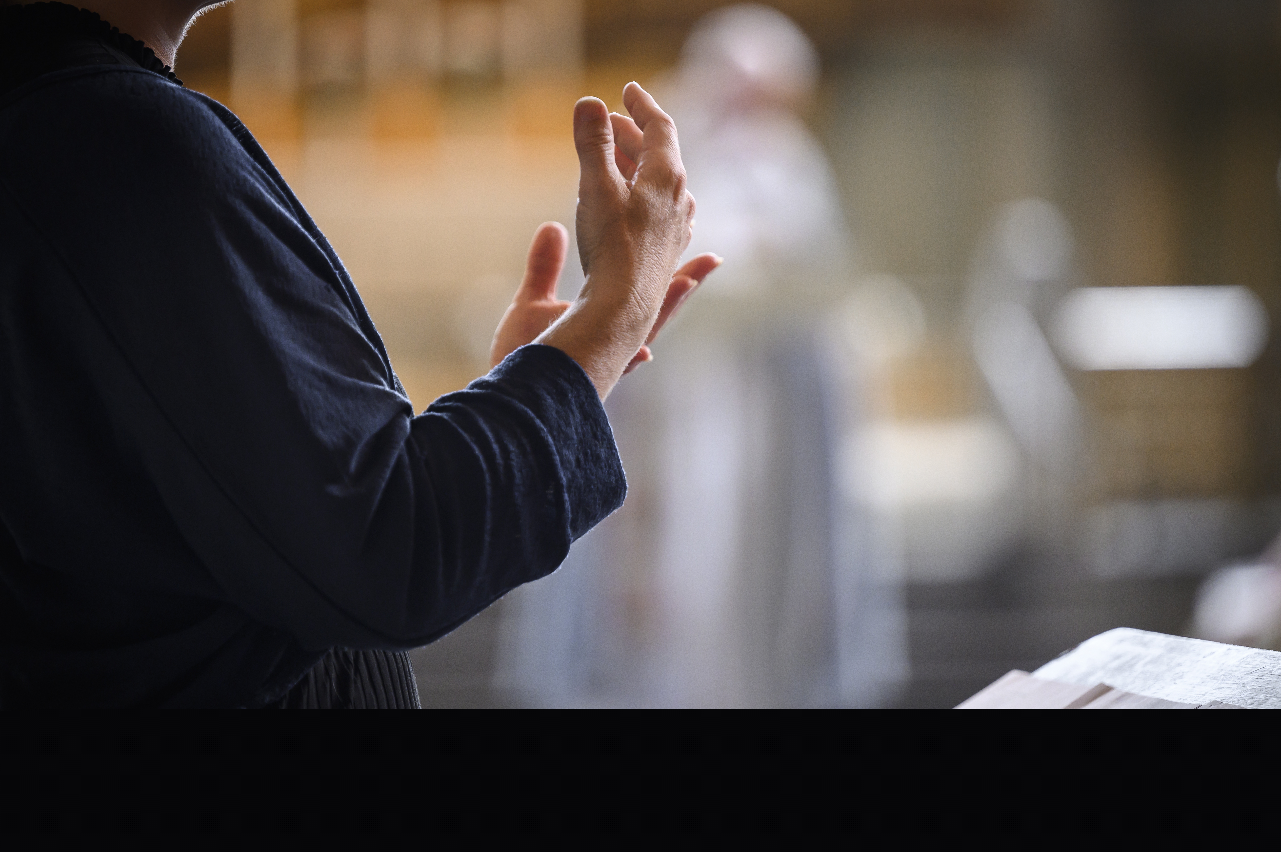 Händer på en som dirigerar