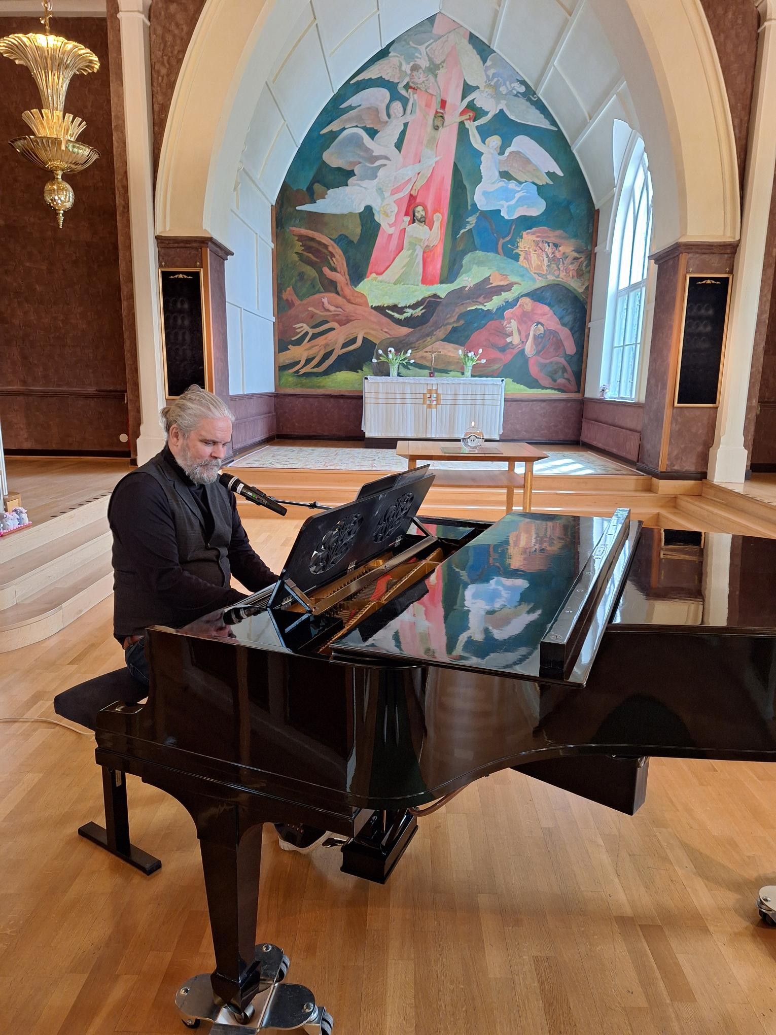 Stefan Chrunak vid flygeln