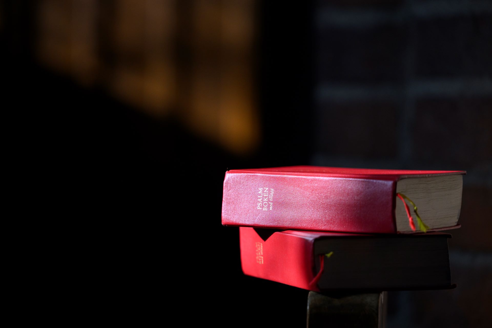 Två psalmböcker ovanpå varandra.