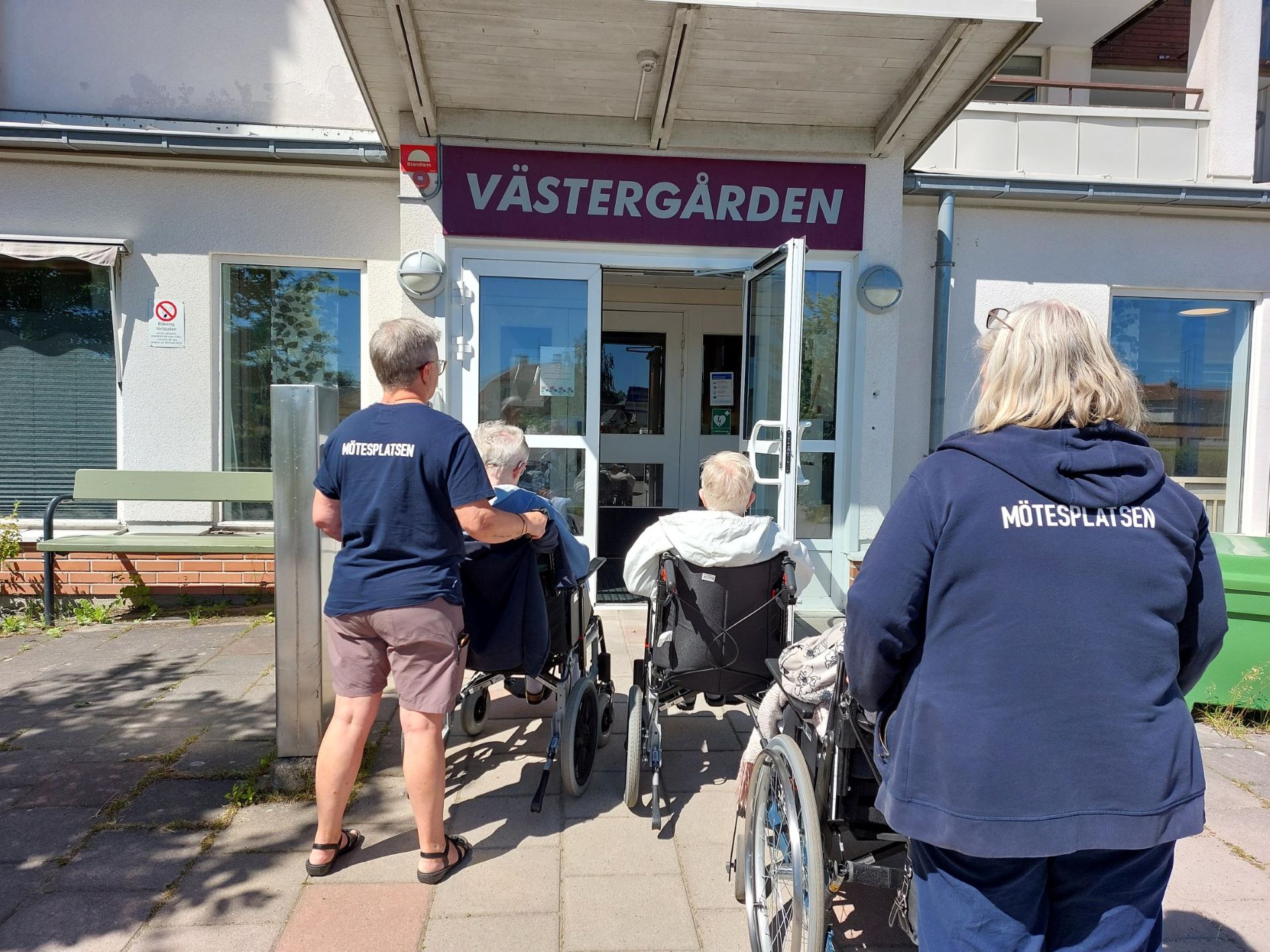 personer går mot ingången på Västergården