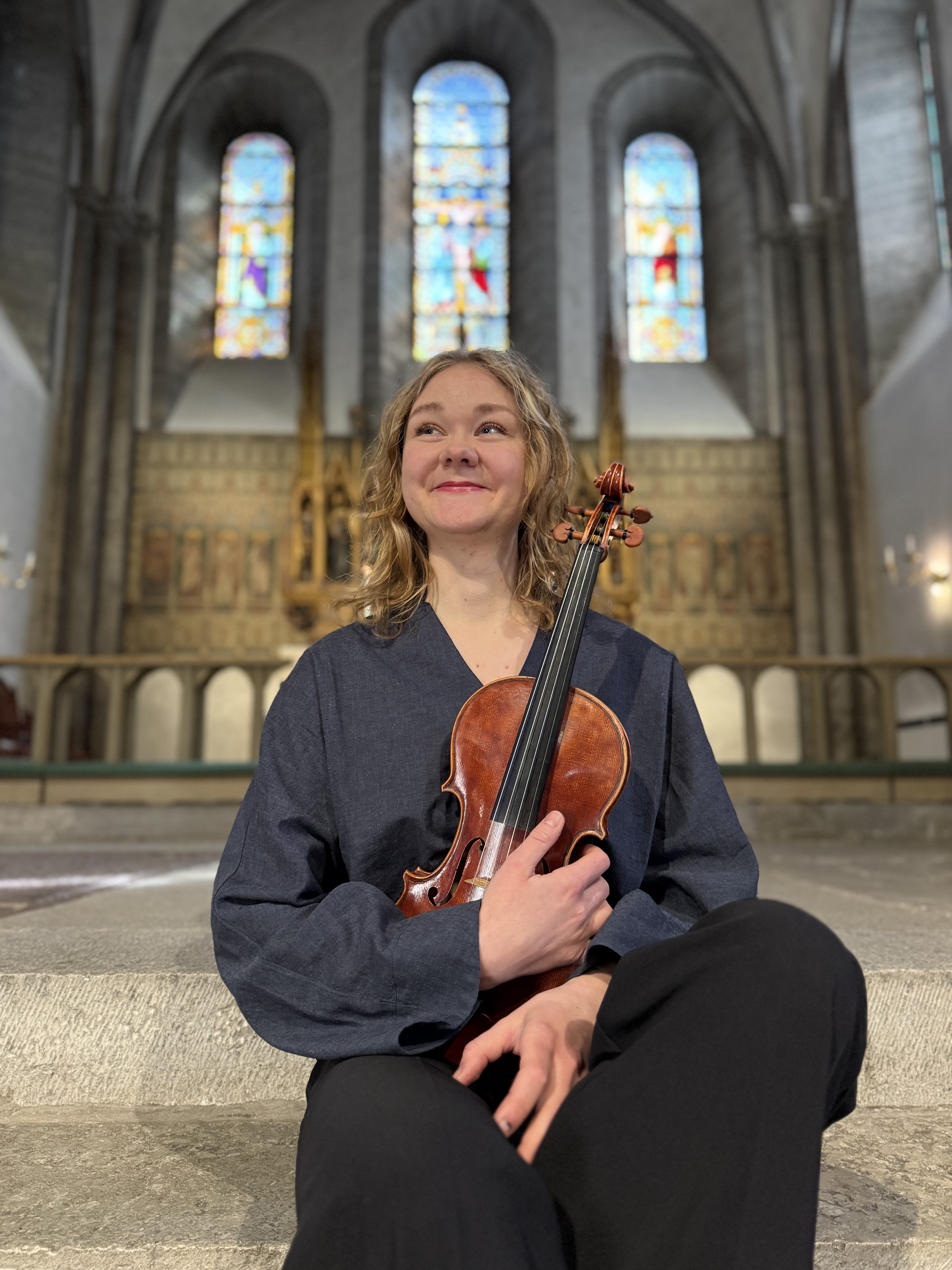 Ingrid Rodebjer är folkmusiker, violinist, sångare och kompositör, uppvuxen på Gotland.