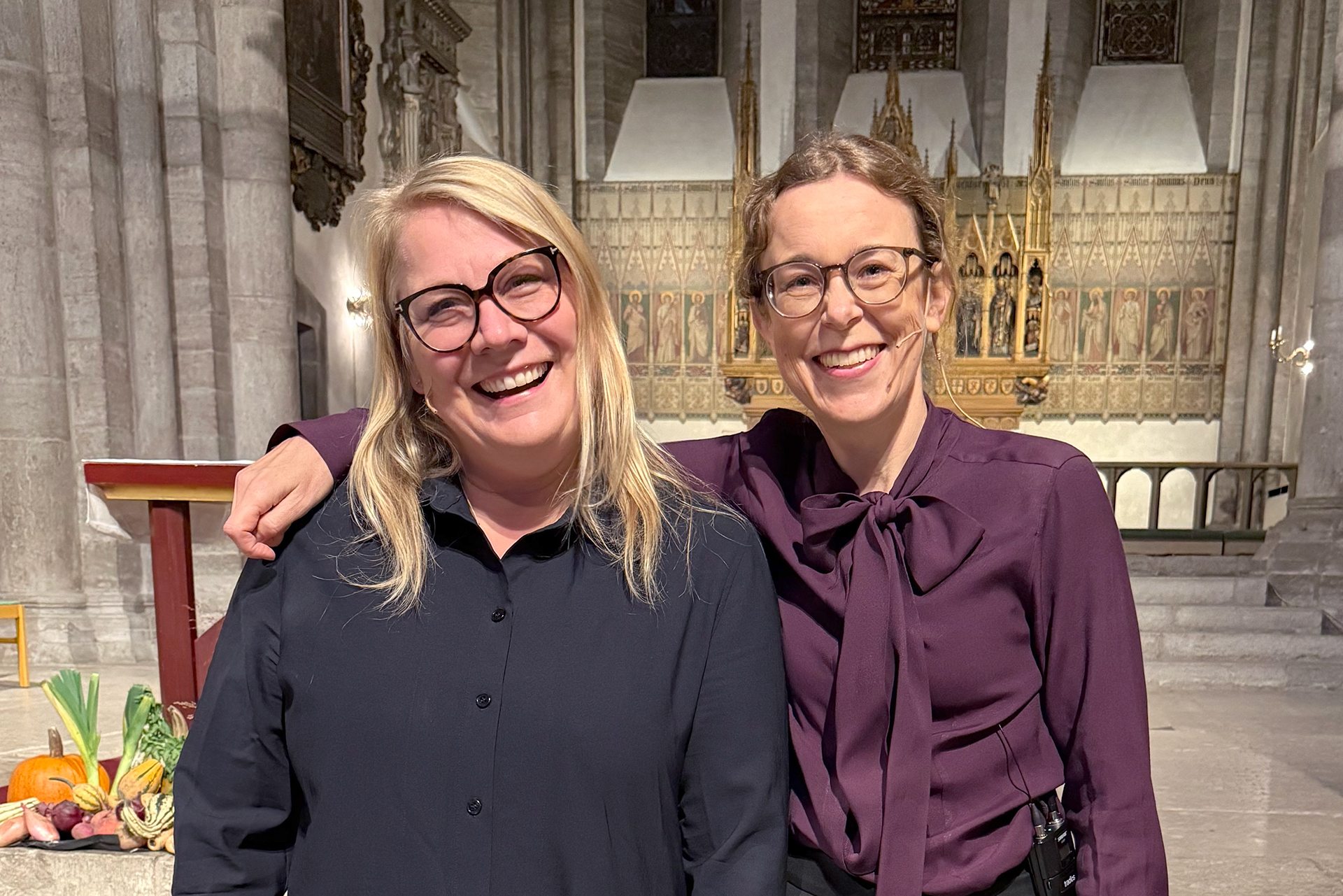 Två kvinnor står inne i Visby domkyrka.