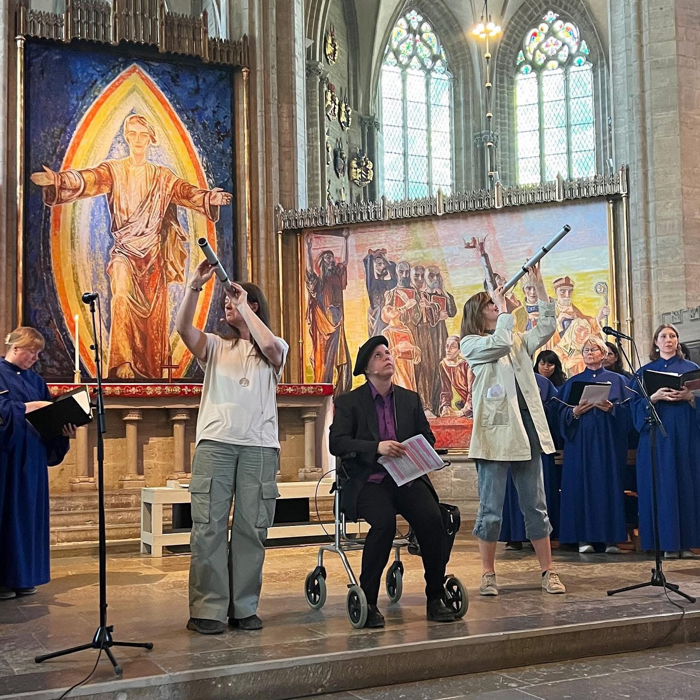 Tre personer i koret till en kyrka.