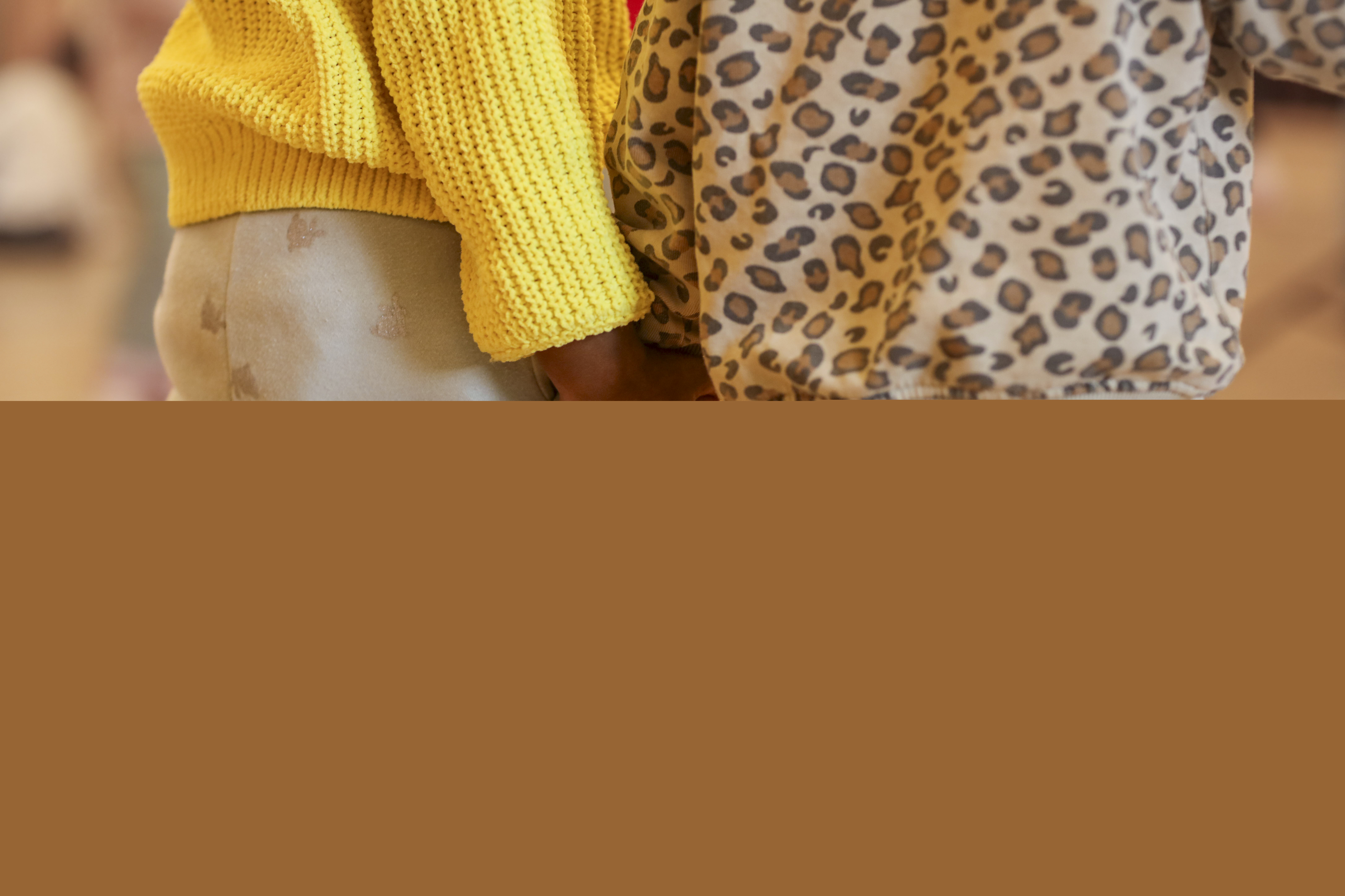 två barn som håller varandra i hand