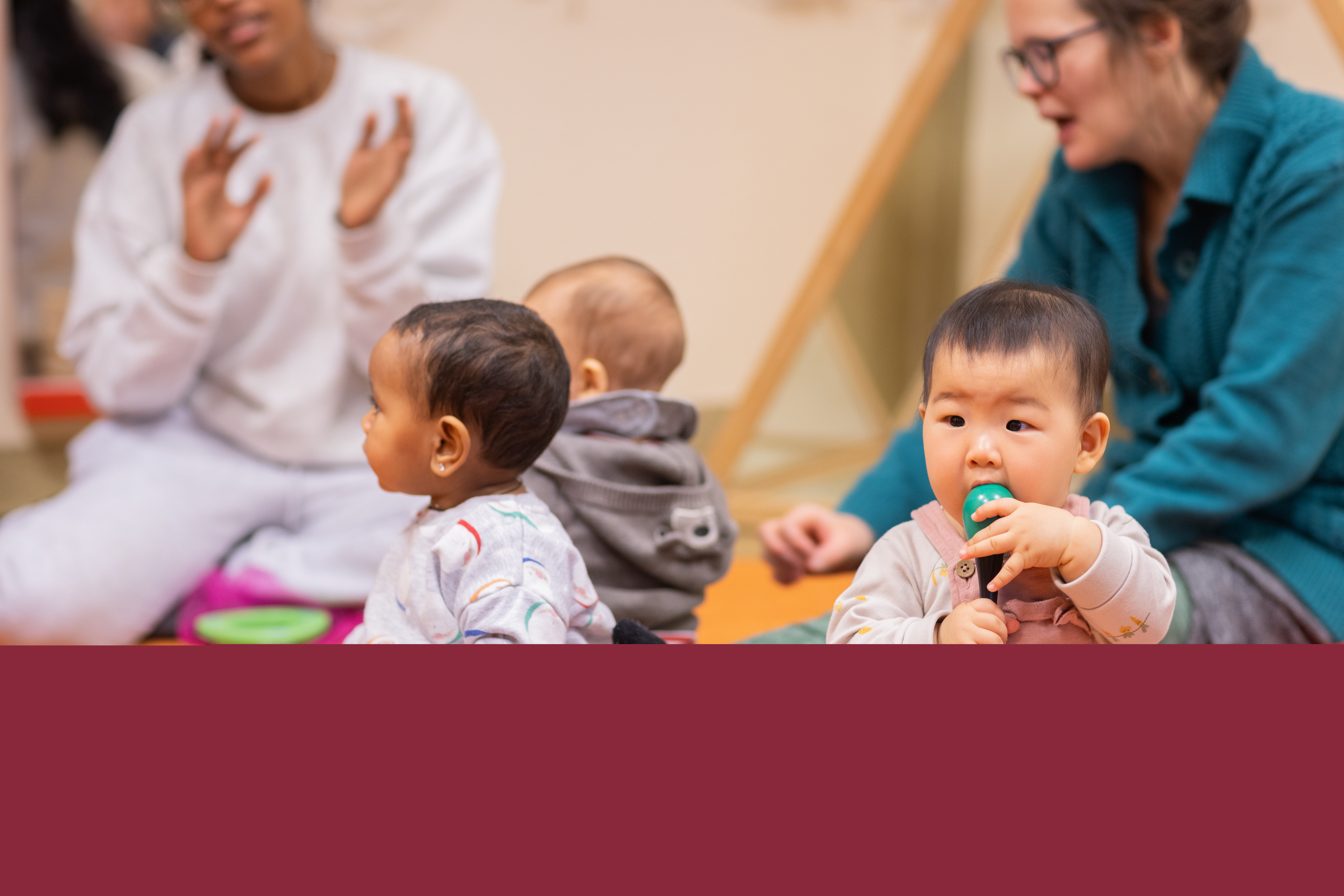 små barn sitter på golvet med sina föräldrar