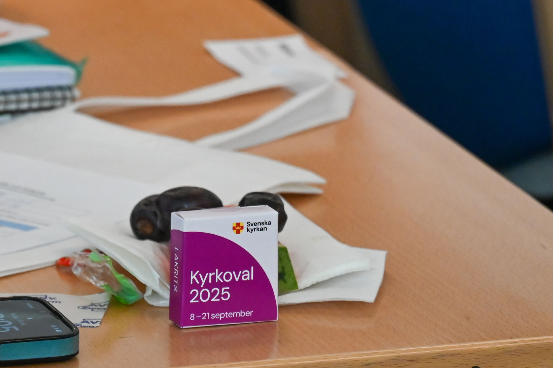 En tablettask med reklam för kyrkovalet.