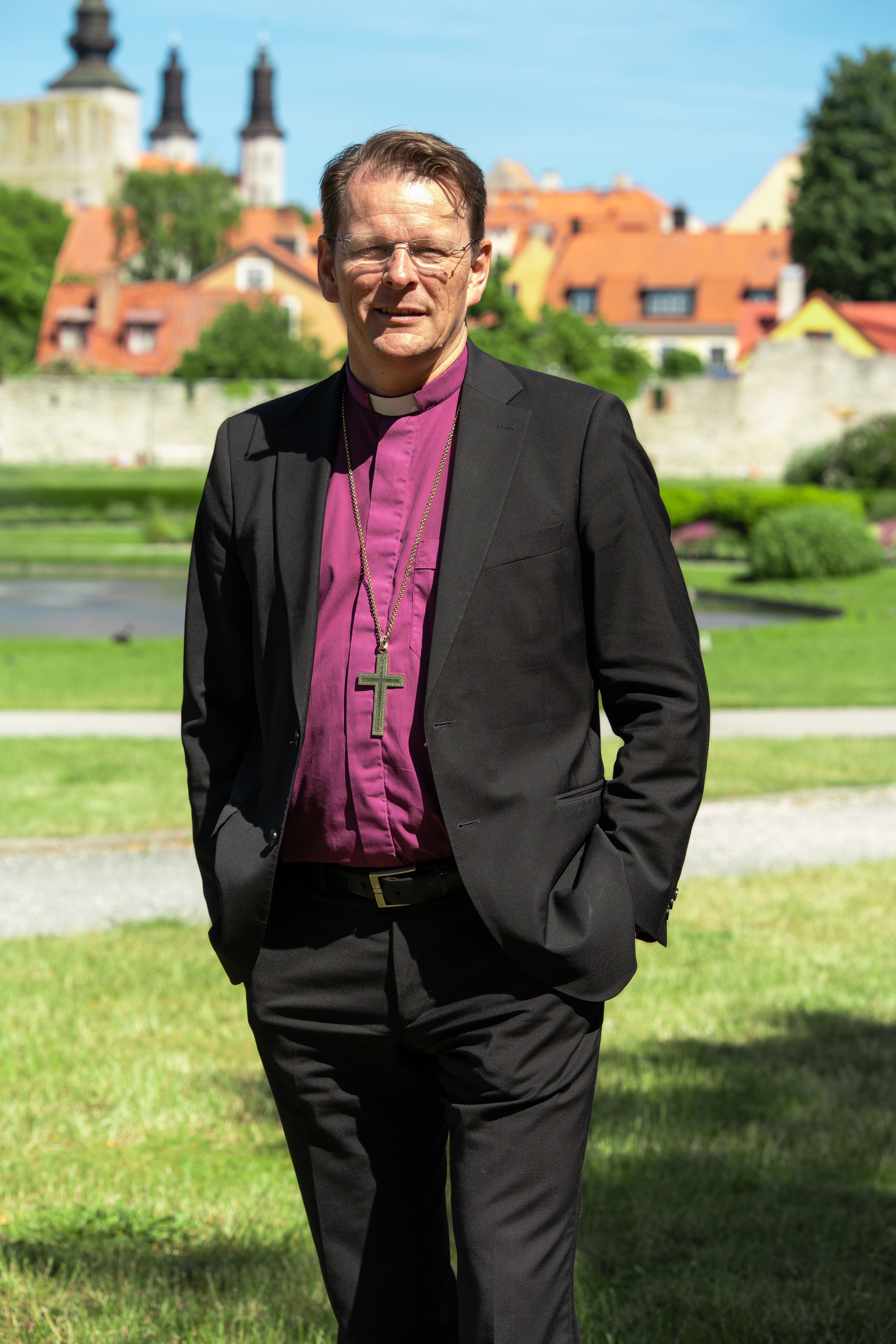Porträtt på biskop Erik Eckerdal med Almedalen i bakgrunden