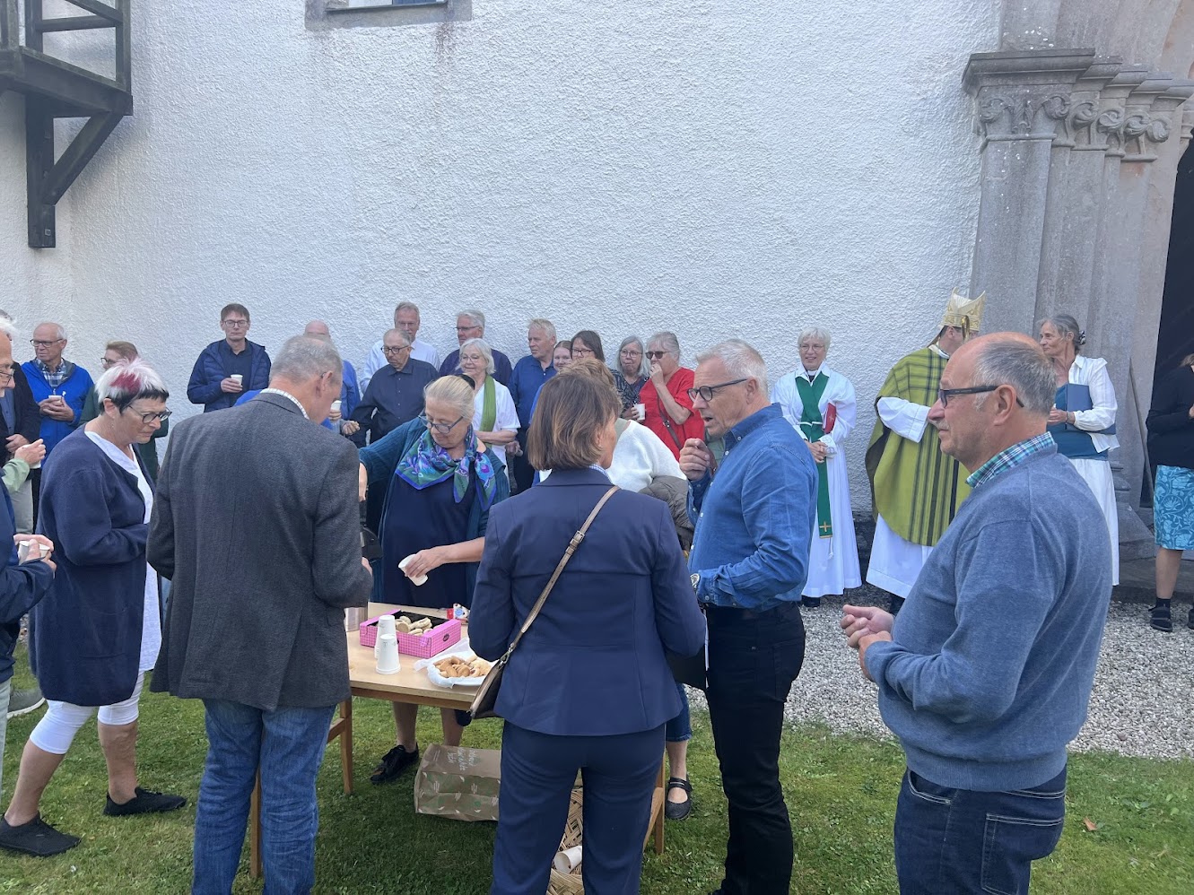 Kaffeservering på kyrkbacken utanför kyrkan i Hejnum