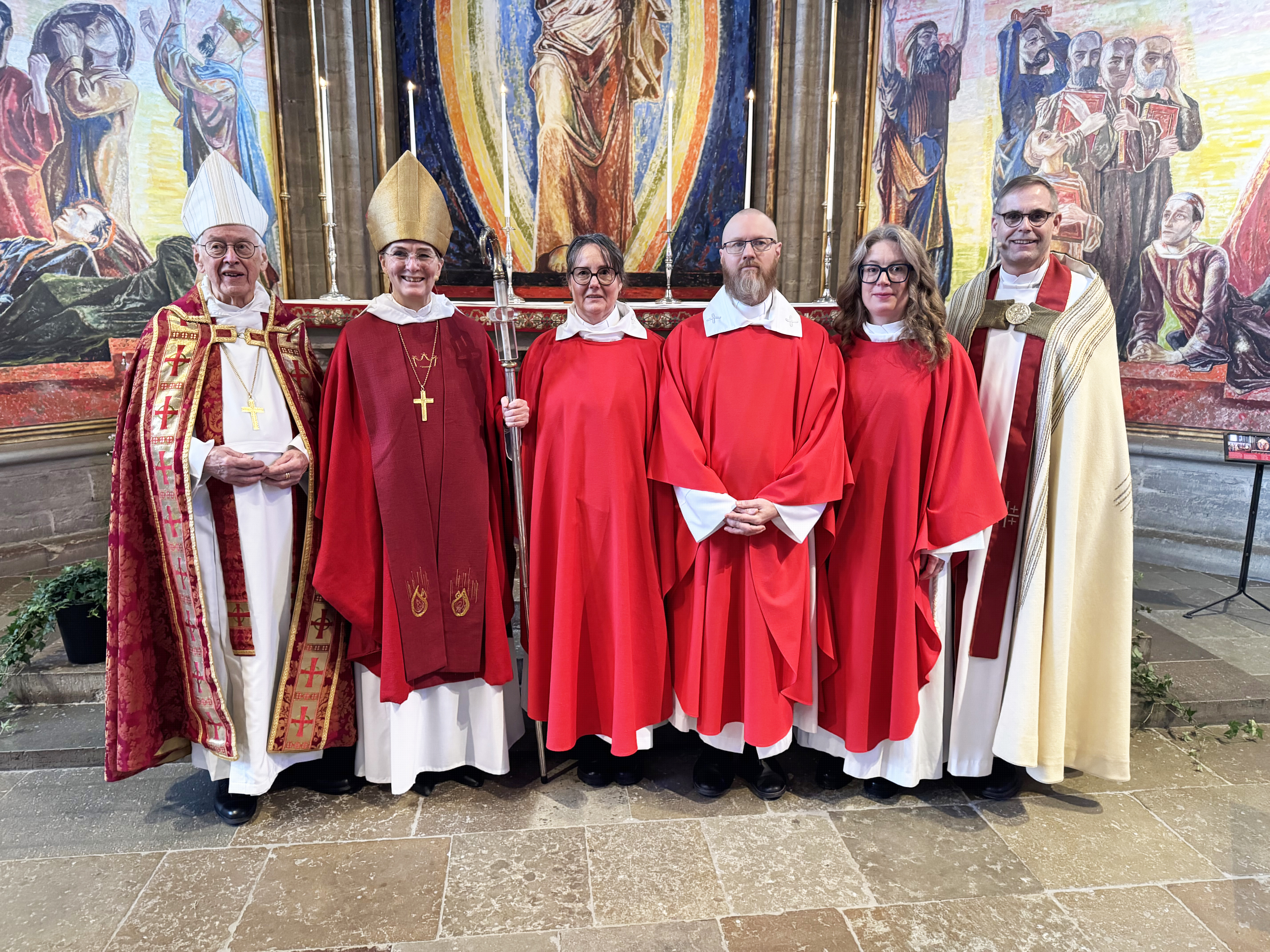 Gruppbild vid prästvigning i domkyrkan