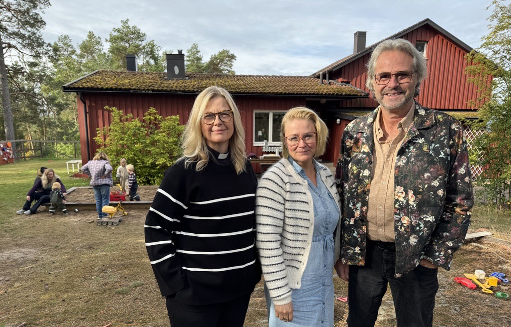 Emma Malmström, Carin Edward och Jonas Ridderström framför Kyrkbackens förskolas tillfälliga lokaler på Vårdnäs stiftsgård.