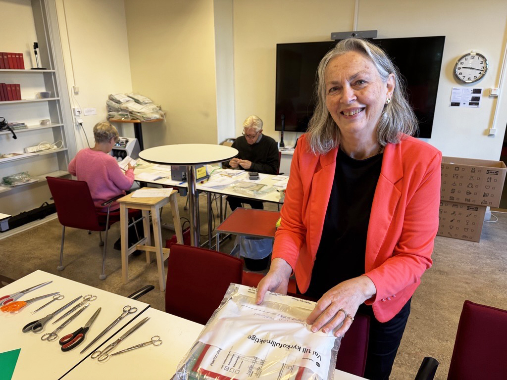 Helena Lundberg, valhandläggare Linköpings stift i kyrkovalet 2025. I bakgrunden syns rösträknare.