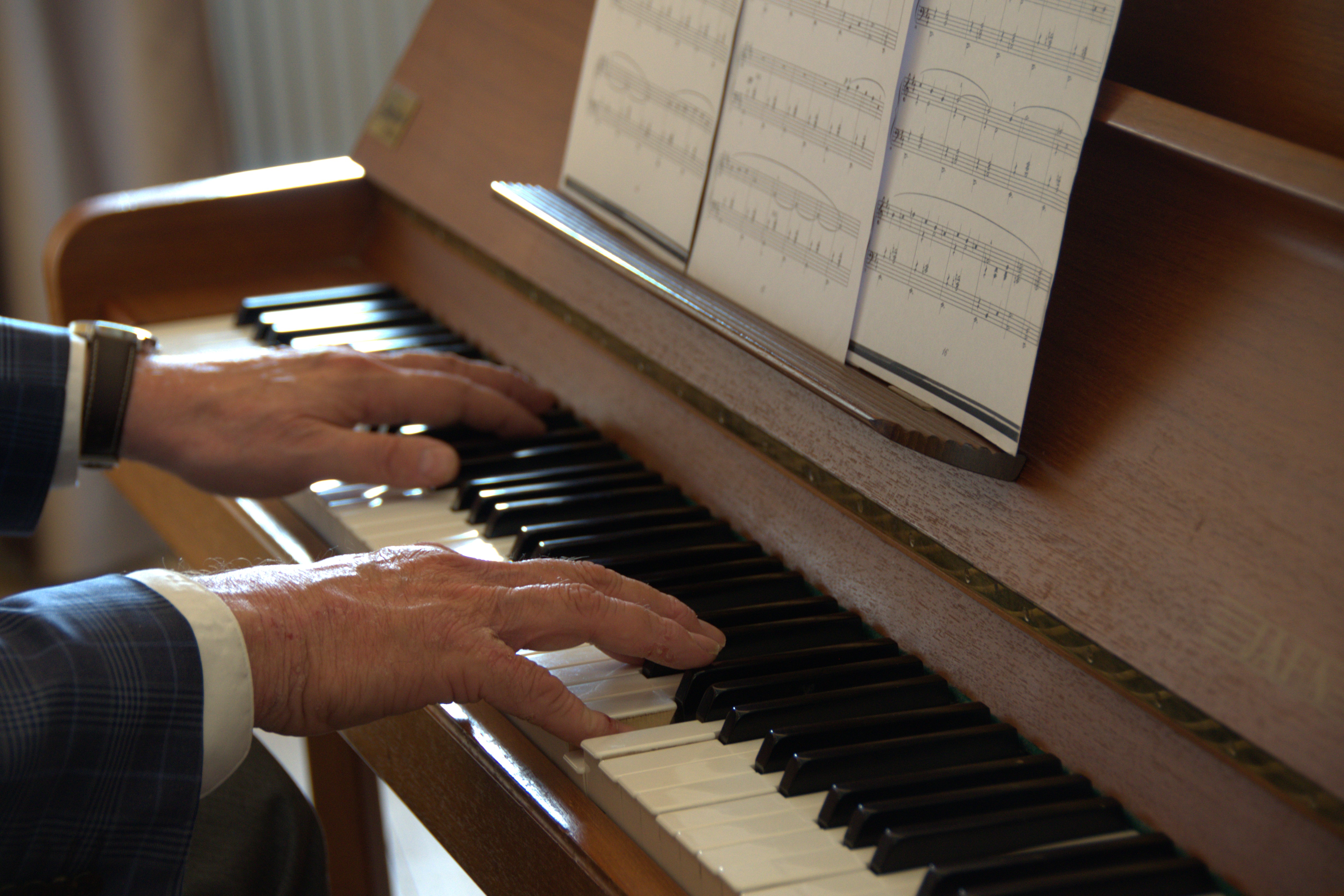 Händer som spelar piano