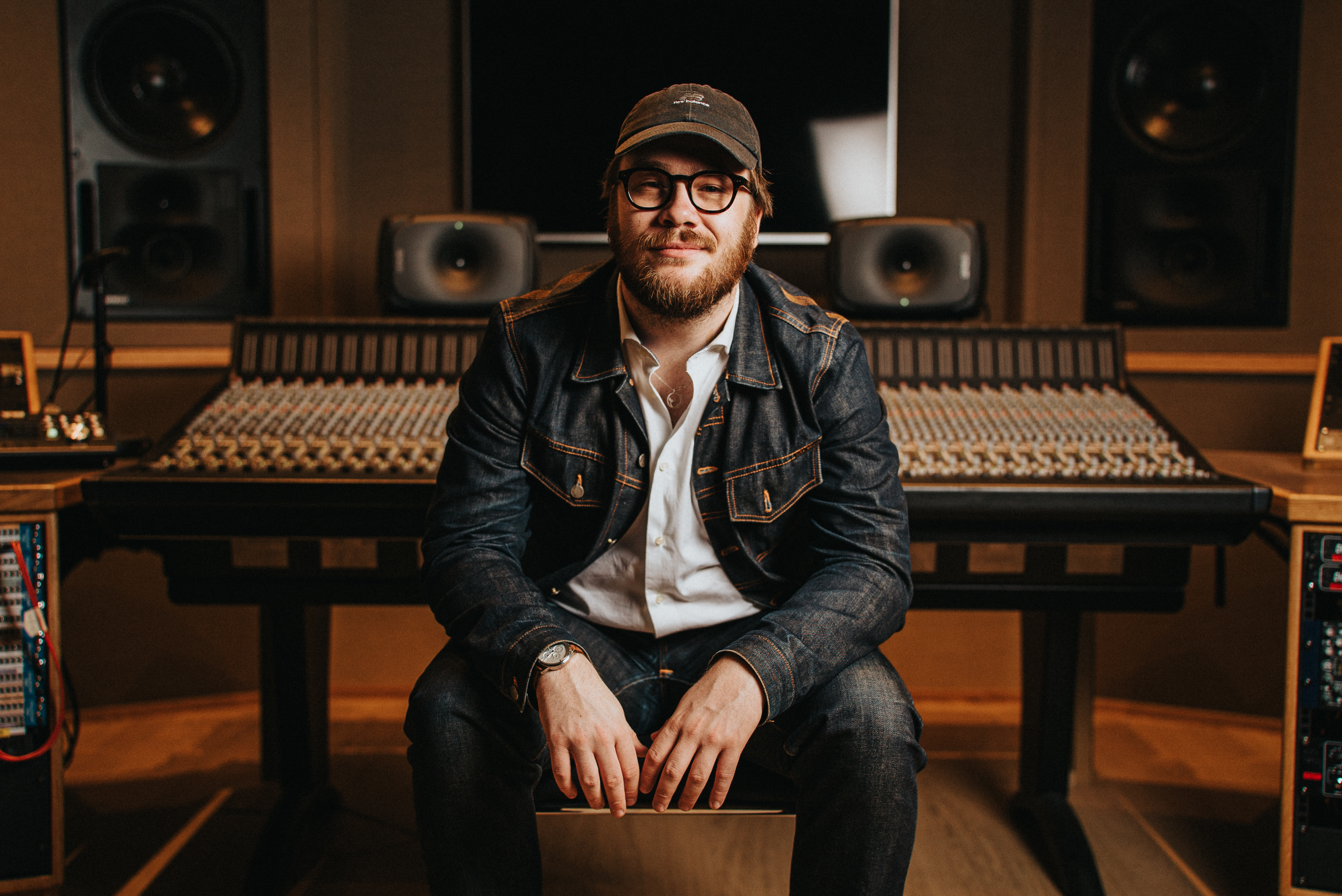 Musikpedagog Ludvig Gawell framför ett mixerbord