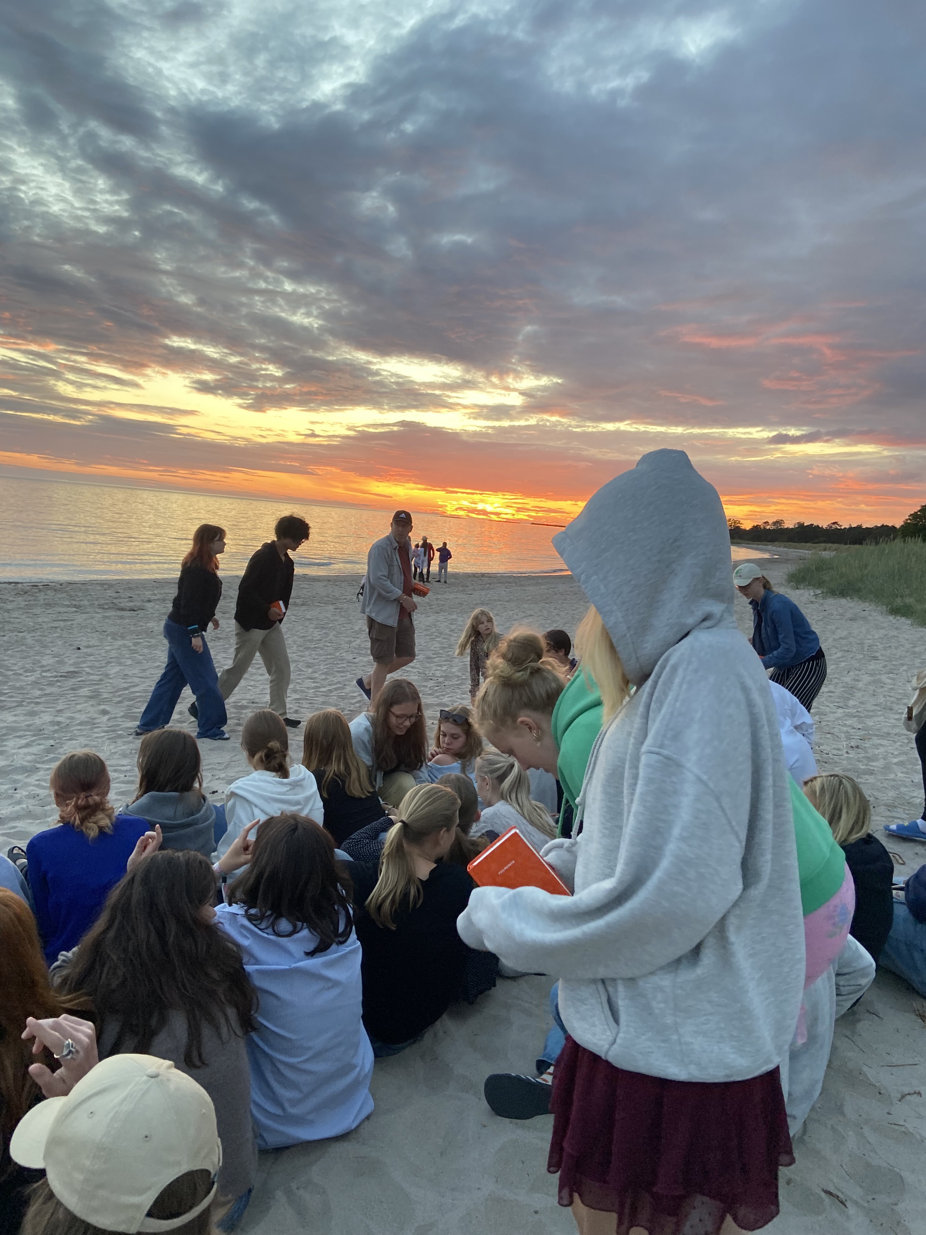 Konfirmander på en strand