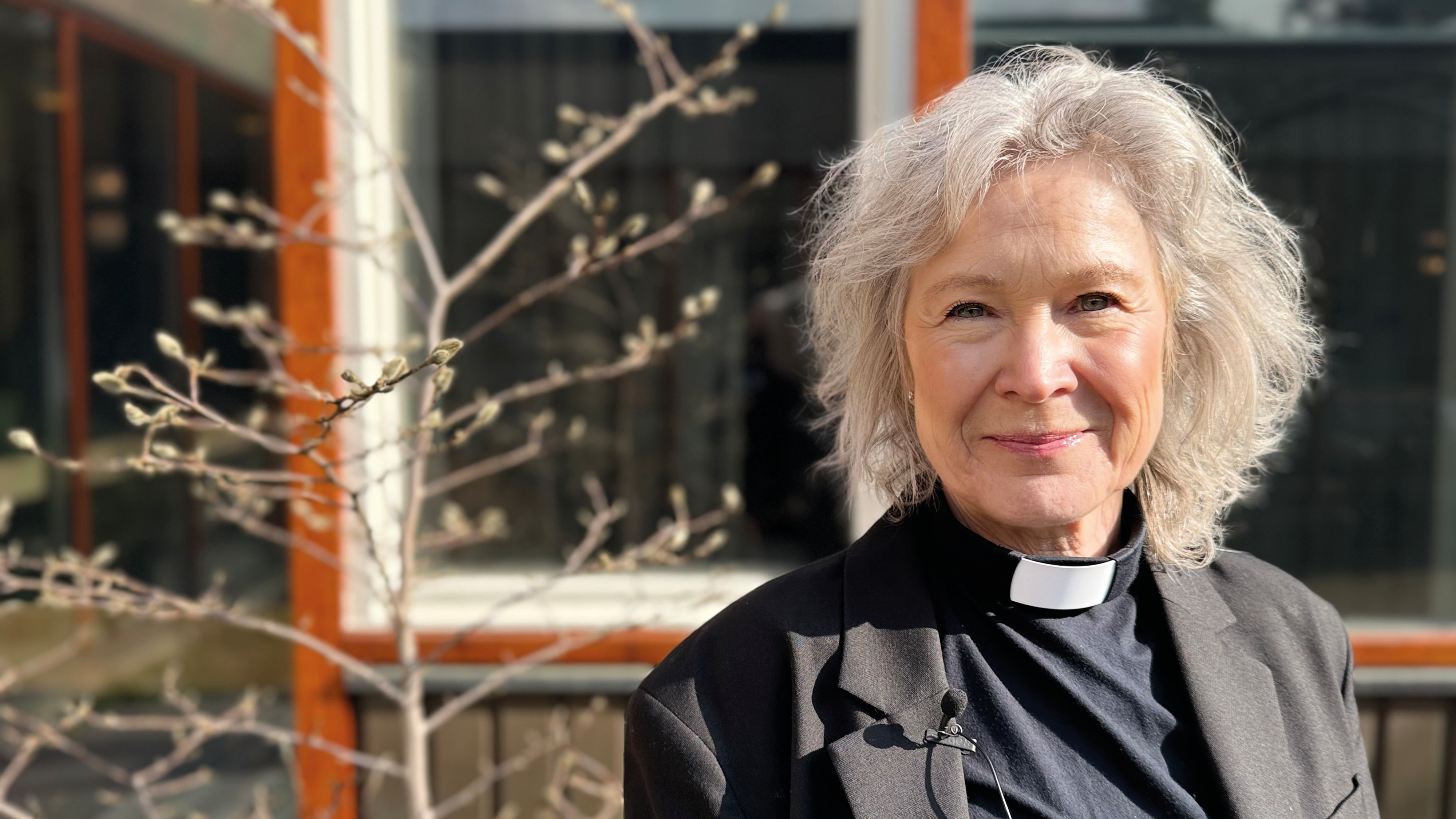 Marie Rehnstam bredvid en magnolia i knoppning