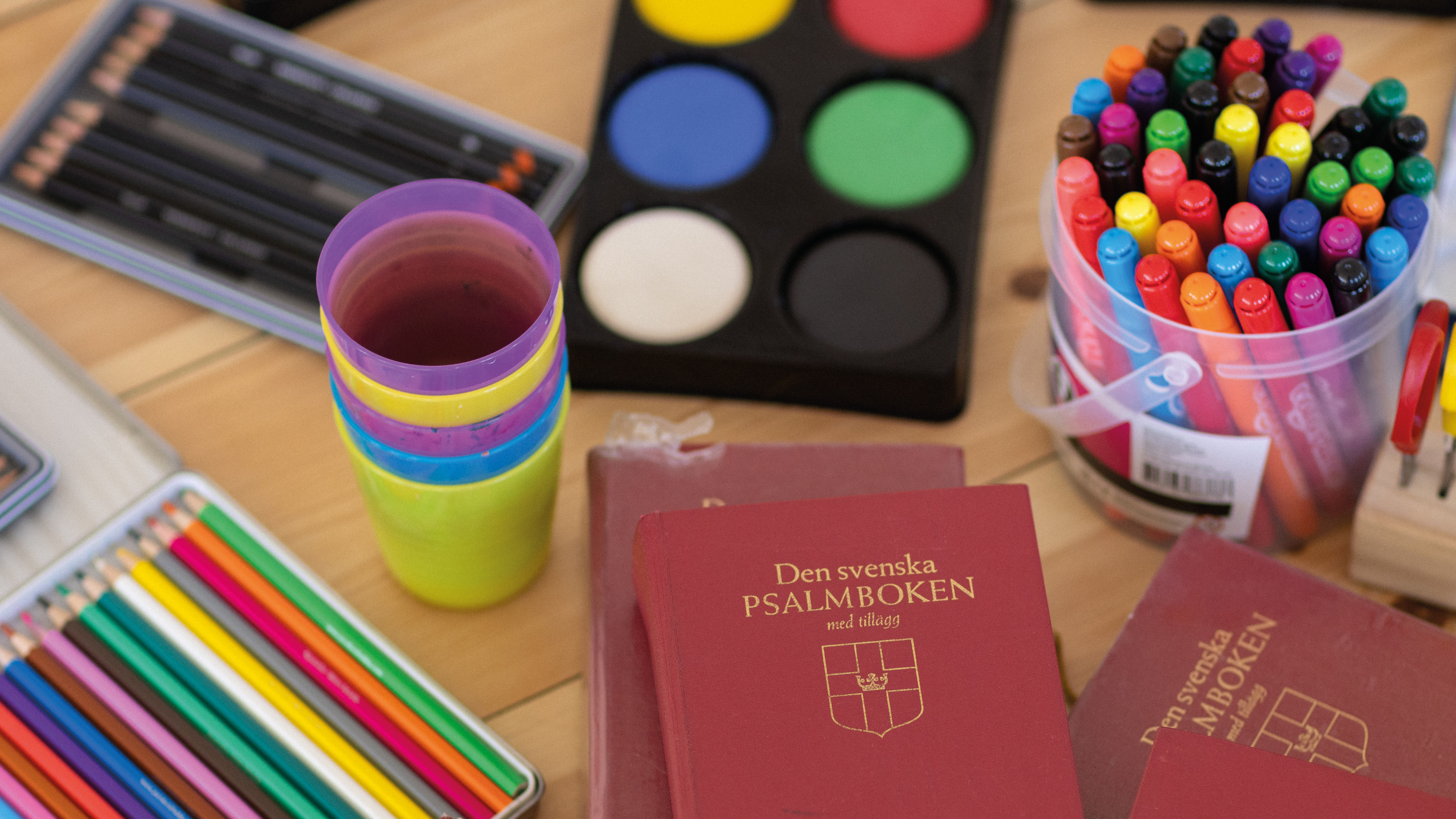 pyssel och psalmböcker