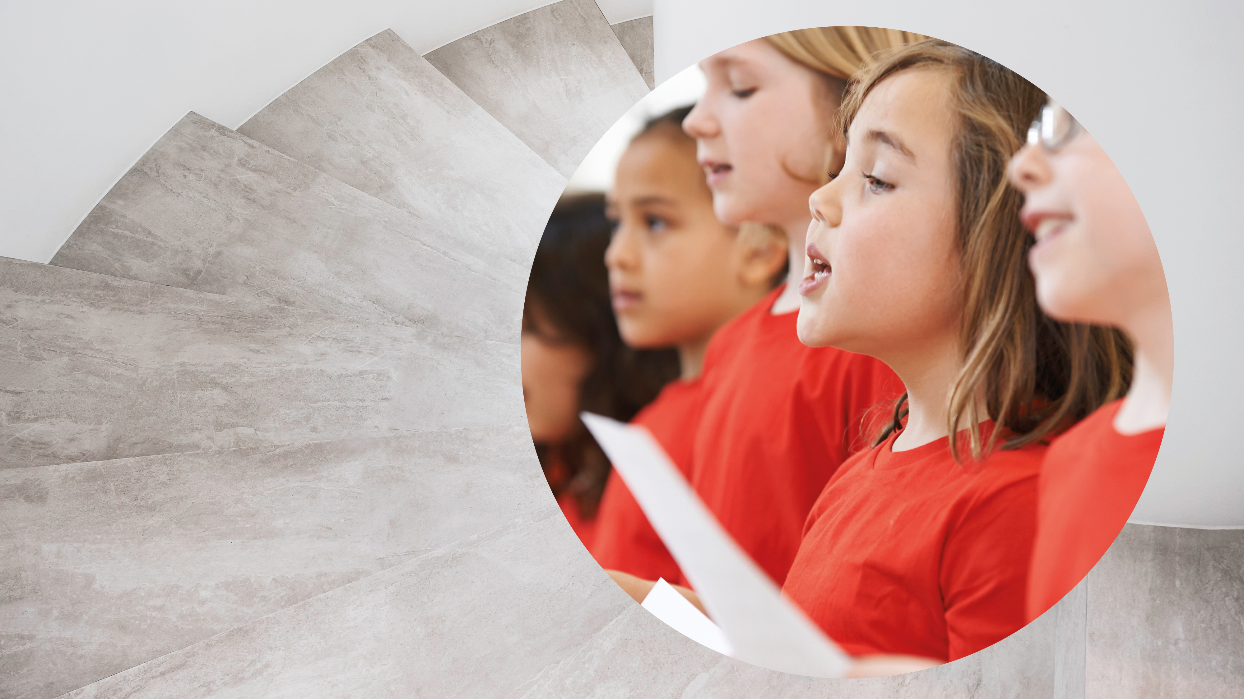 en banrkör som sjunger. I bakgrunden syns en stentrappa.