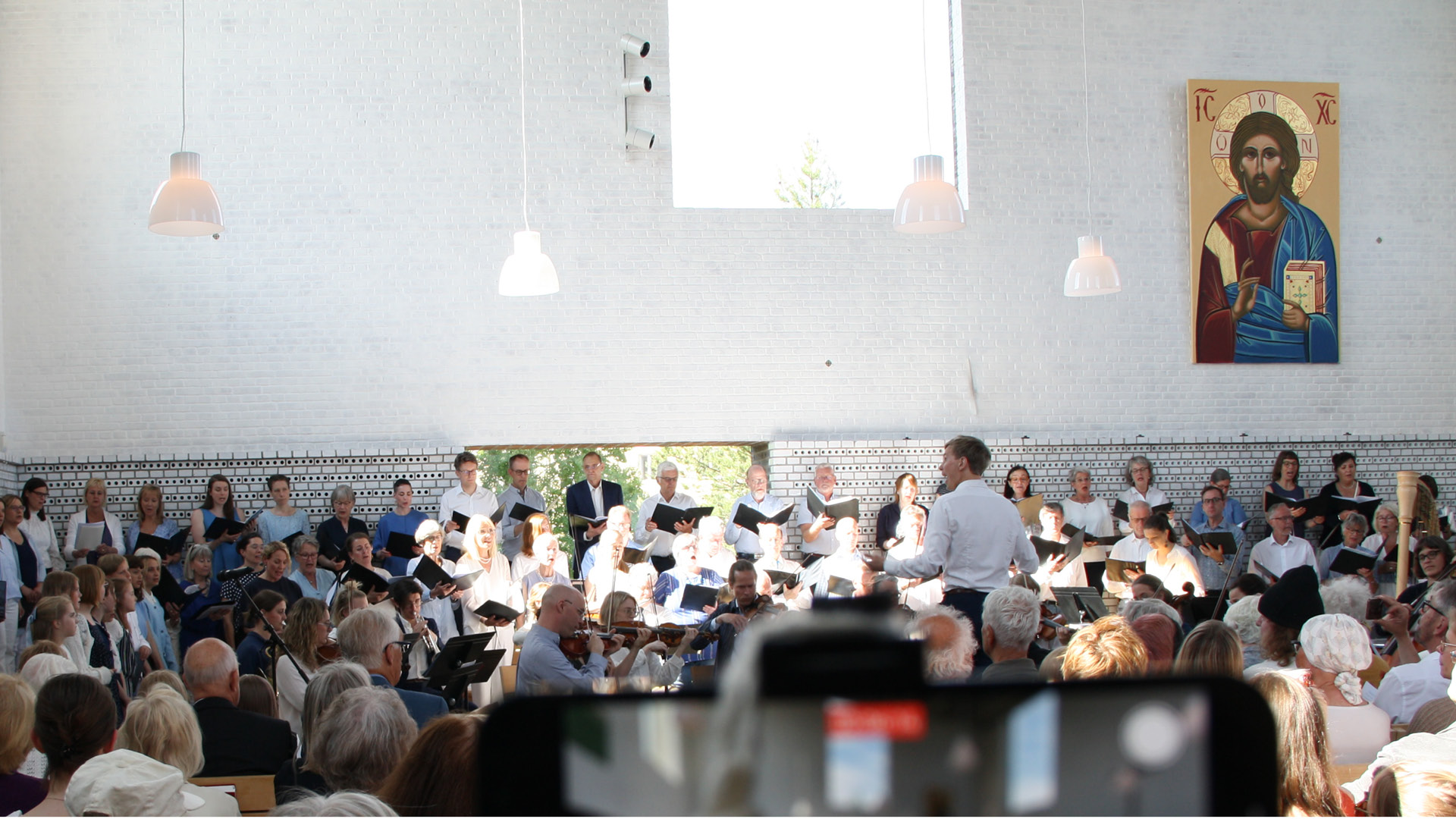 Konsert i en fullsatt Årsta kyrka