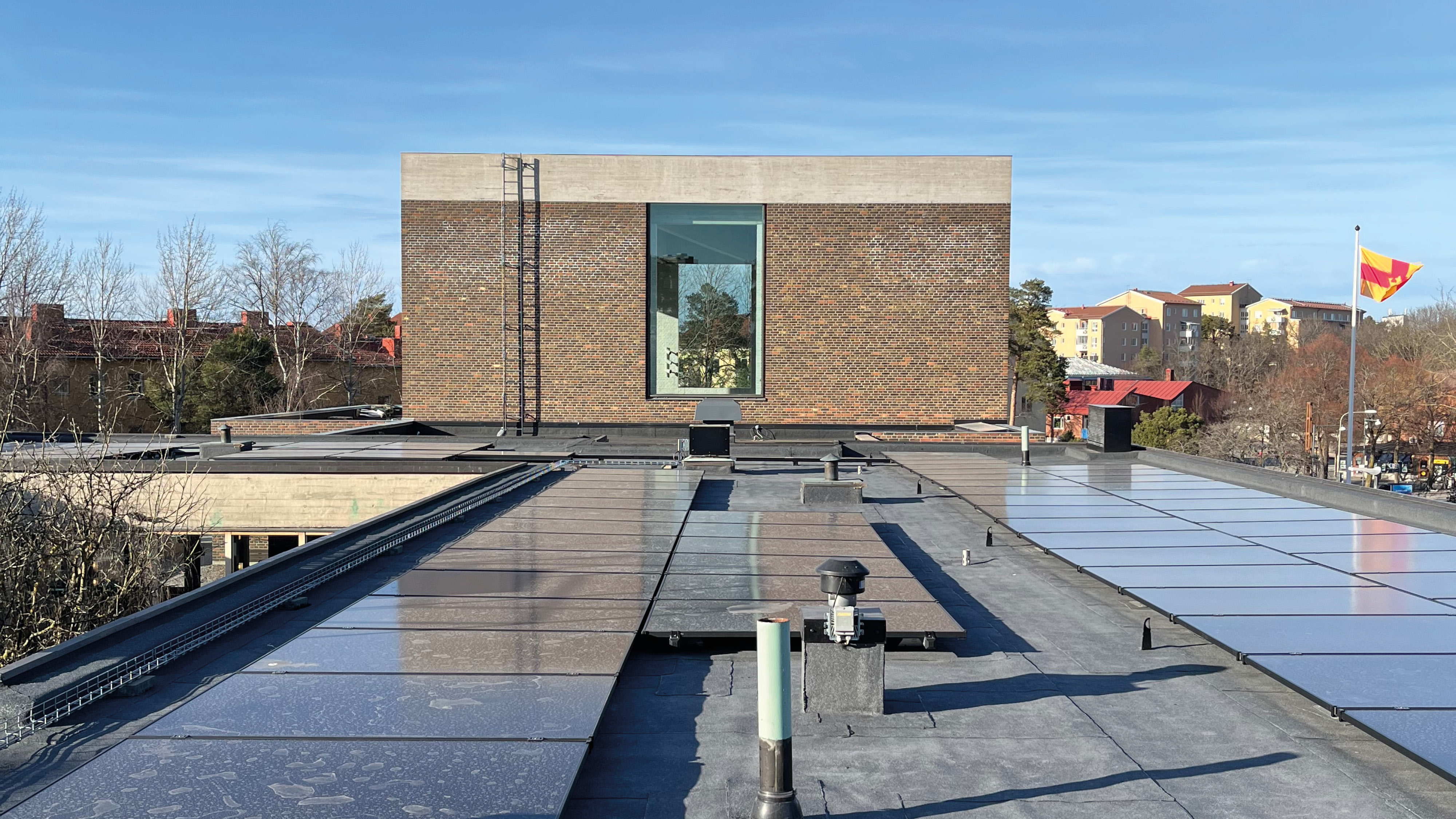 Solceller på taket i Årsta församlingshus