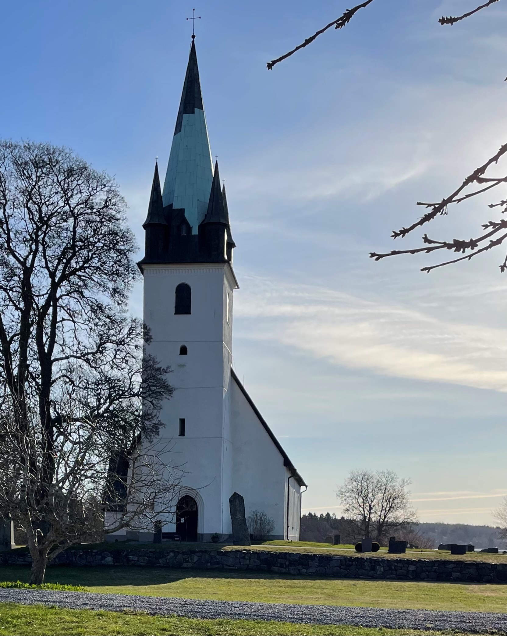 Frustuna kyrka i morgonljus