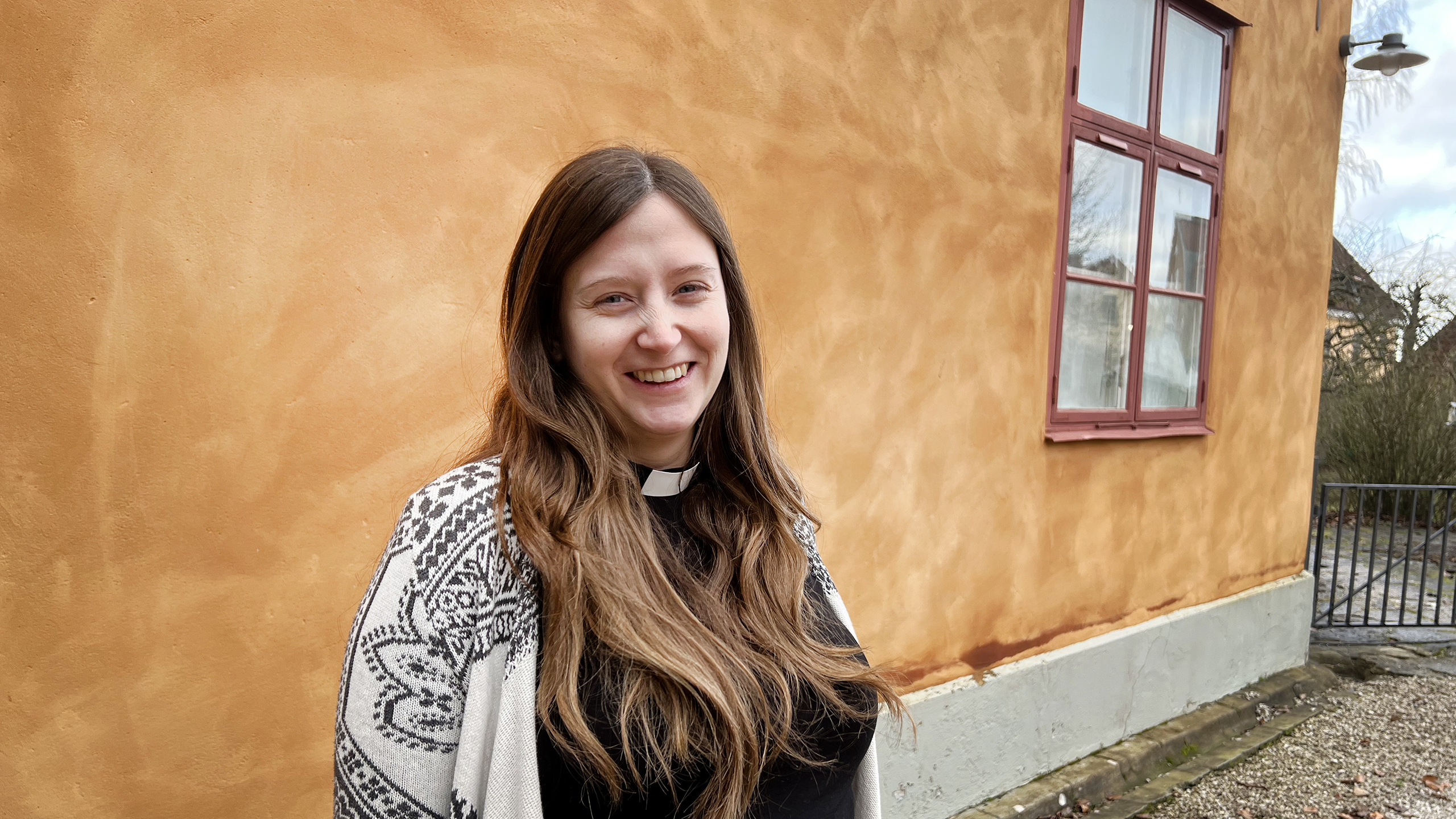 kvinna tittar in i kameran