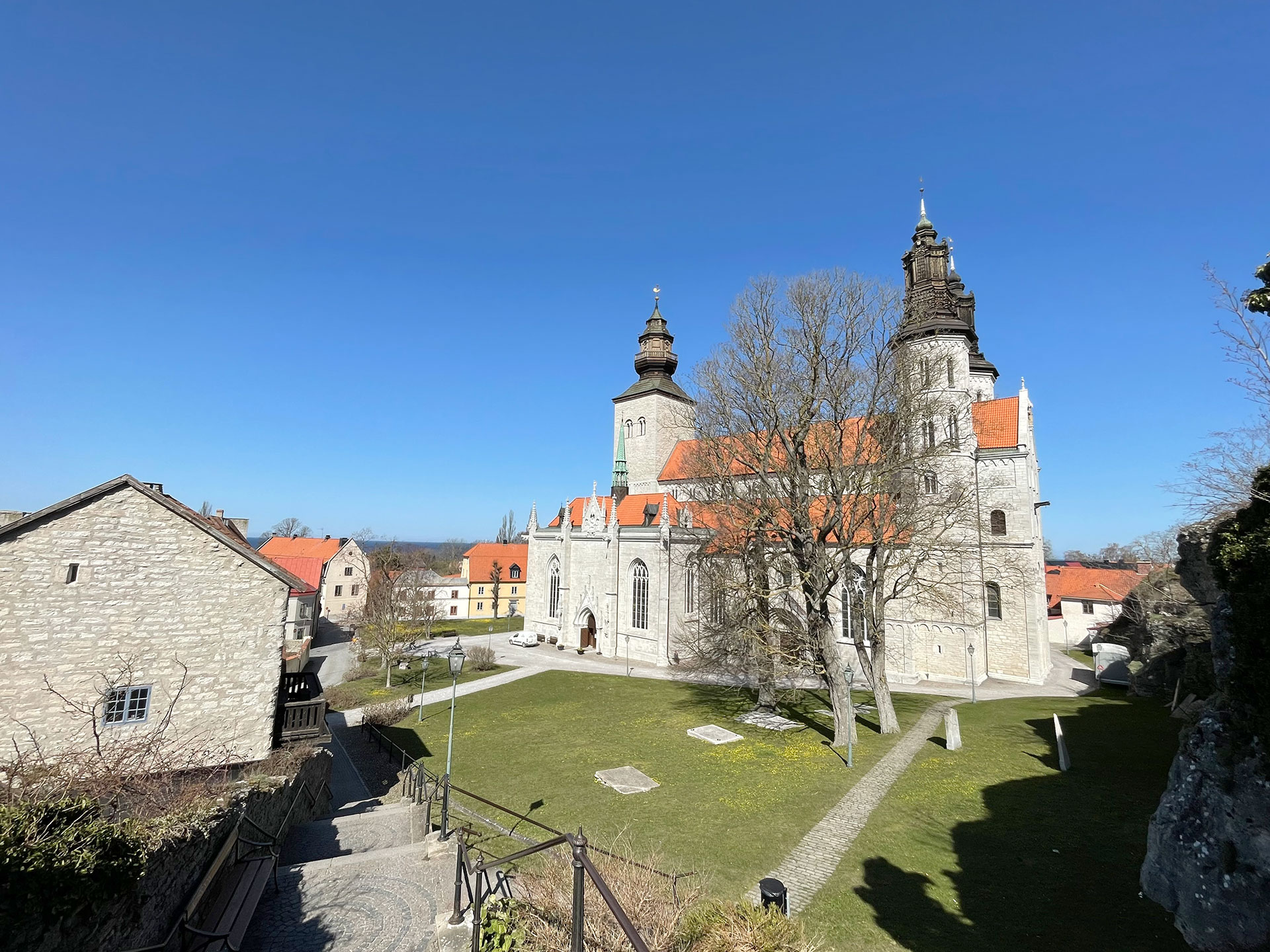 Visby domkyrka i vårljuset.