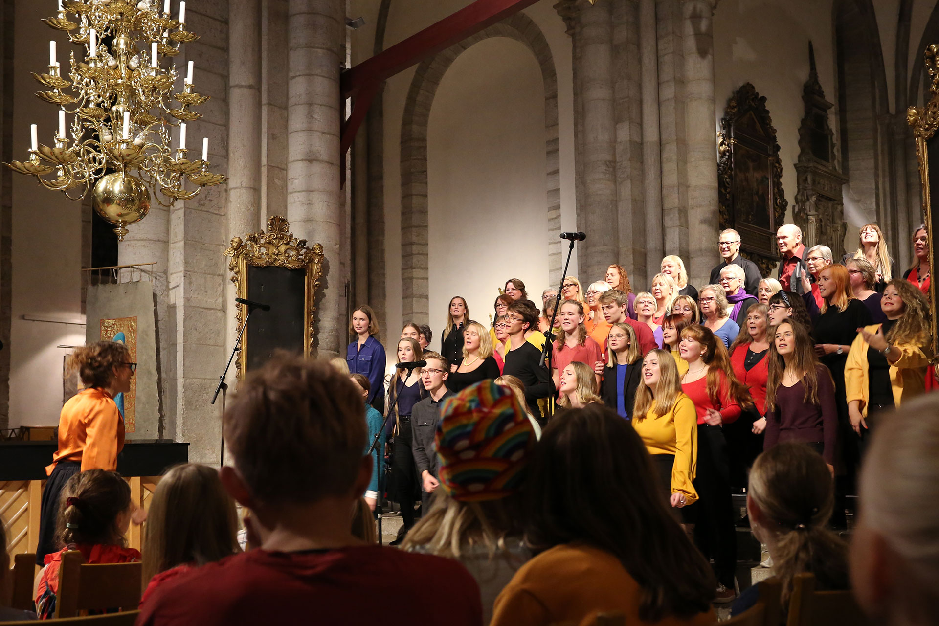 Körer som sjunger tillsammans under Världens Barn-konserten i domkyrkan 2019.