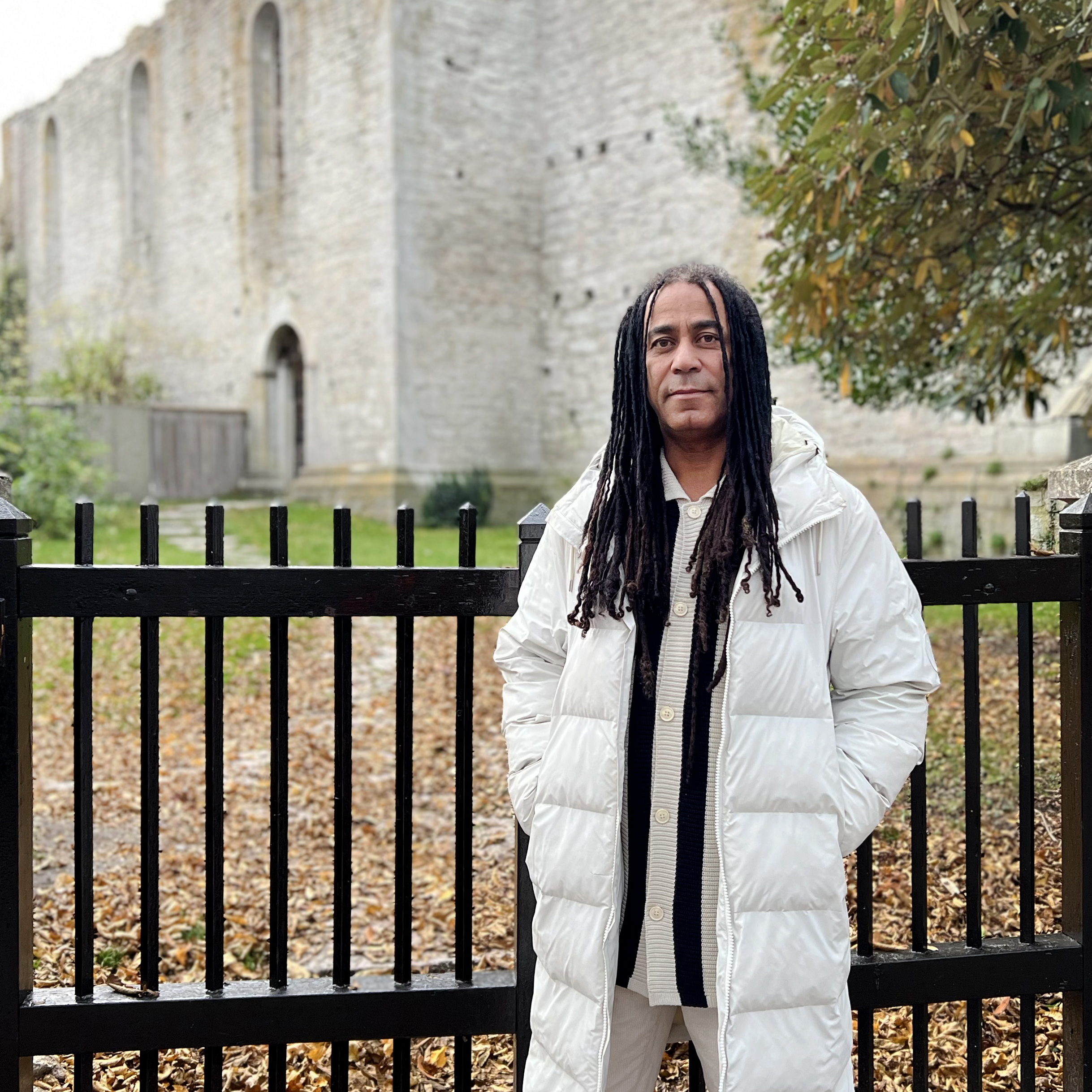 man står framför medeltida ruin