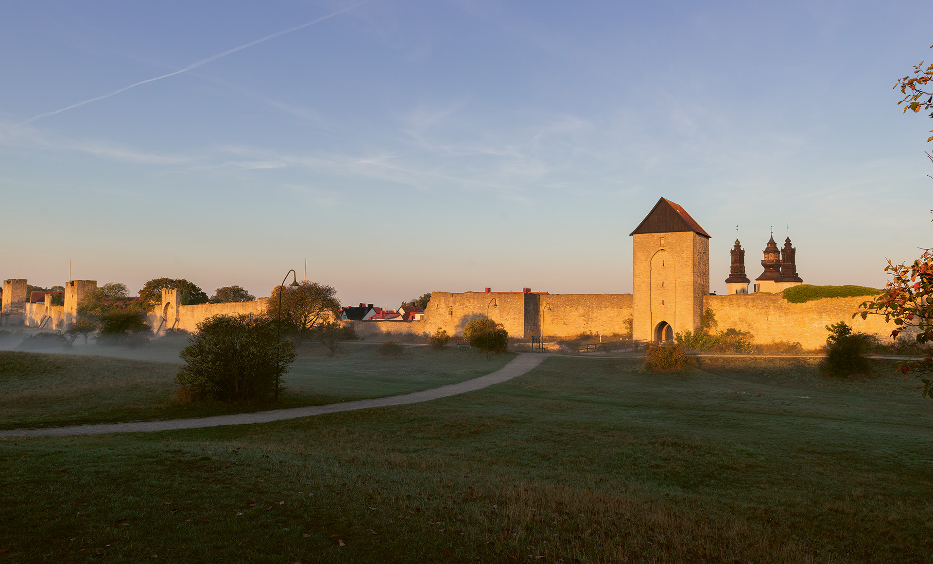 mur, kyrktorn, gångväg och gräsmatta