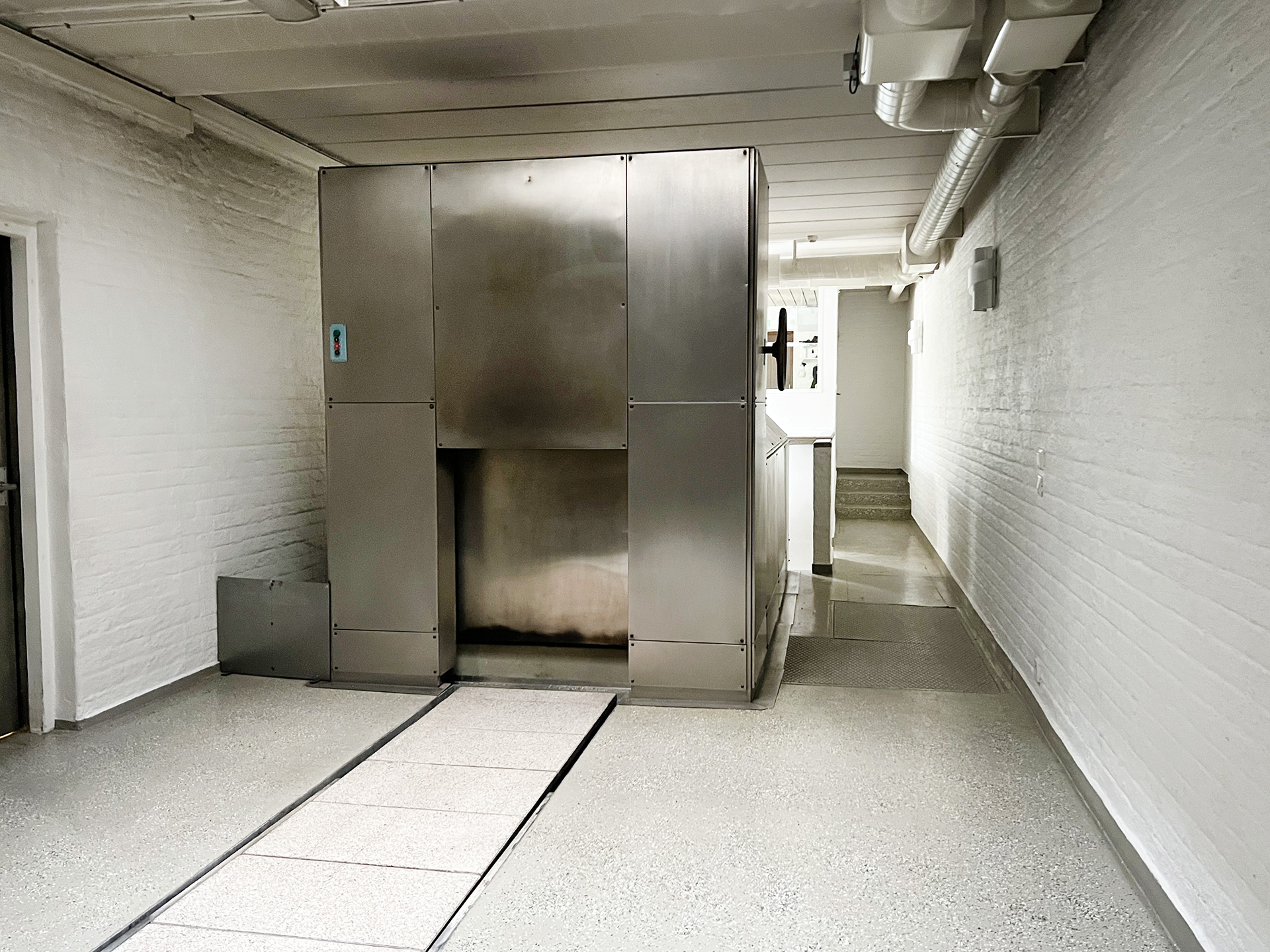 stor stålbox  i ett rum