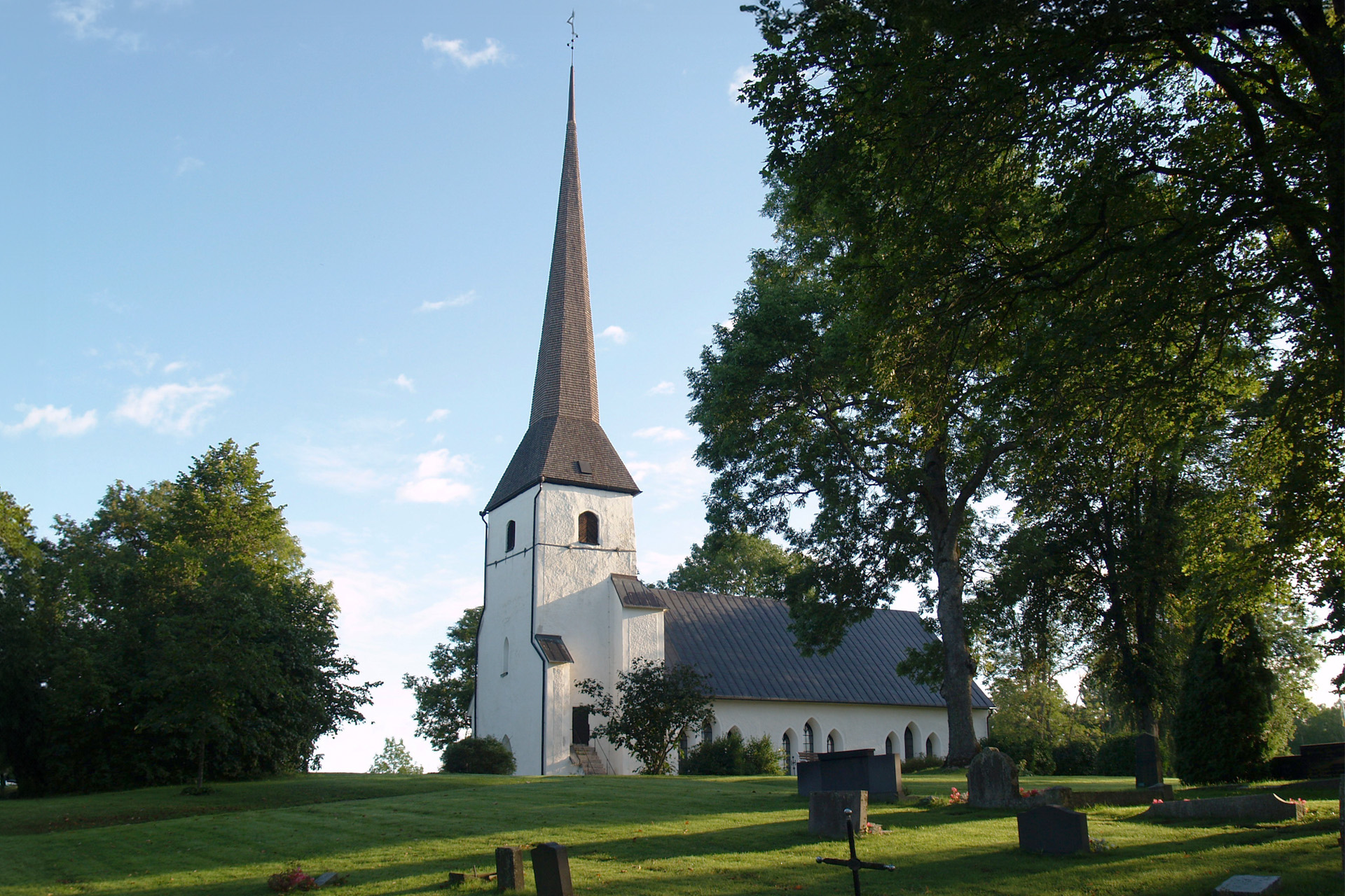Medåkers kyrka sommar