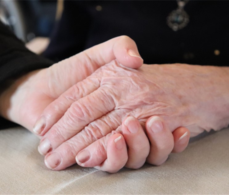 Två händer som håller i och om varandra