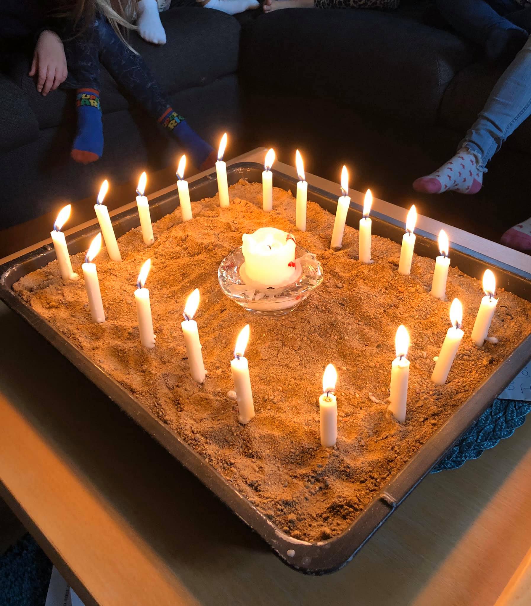 En barngrupp i Kyrkans hus i Henån har tänt böneljus.