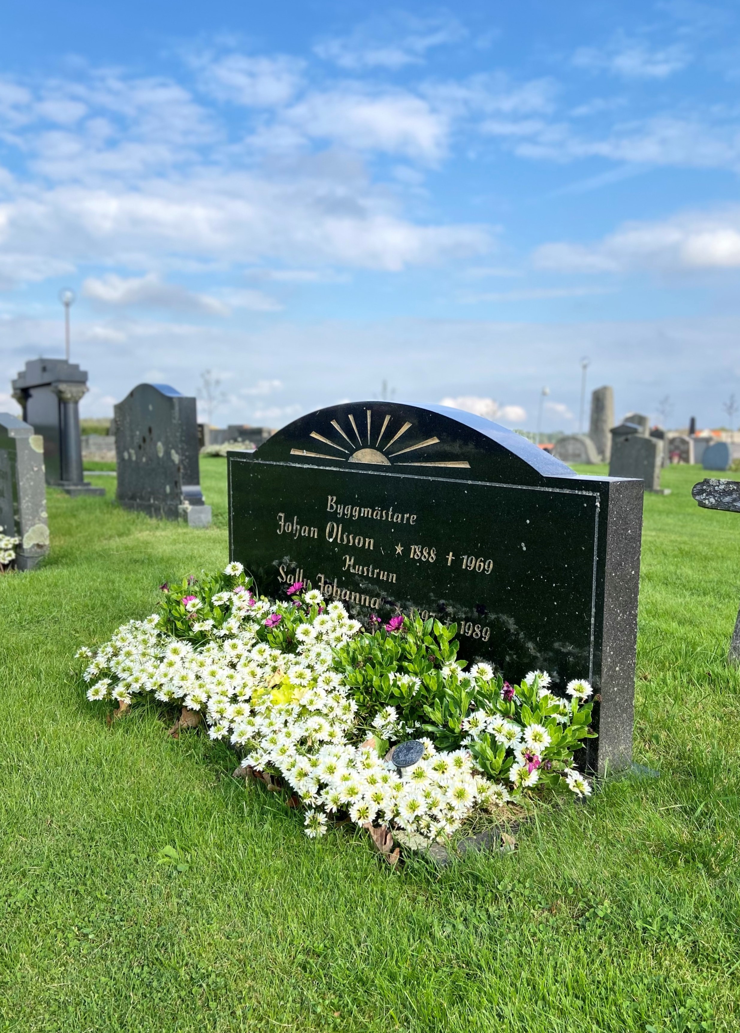 Vacker plantering på grav som sköts av Kyrkogårdsförvaltningen.