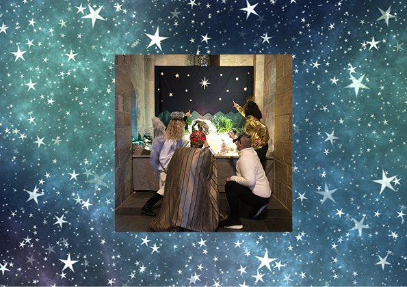 En bild av en dramatiserad julkrubbevisning på en stjärnbakgrund