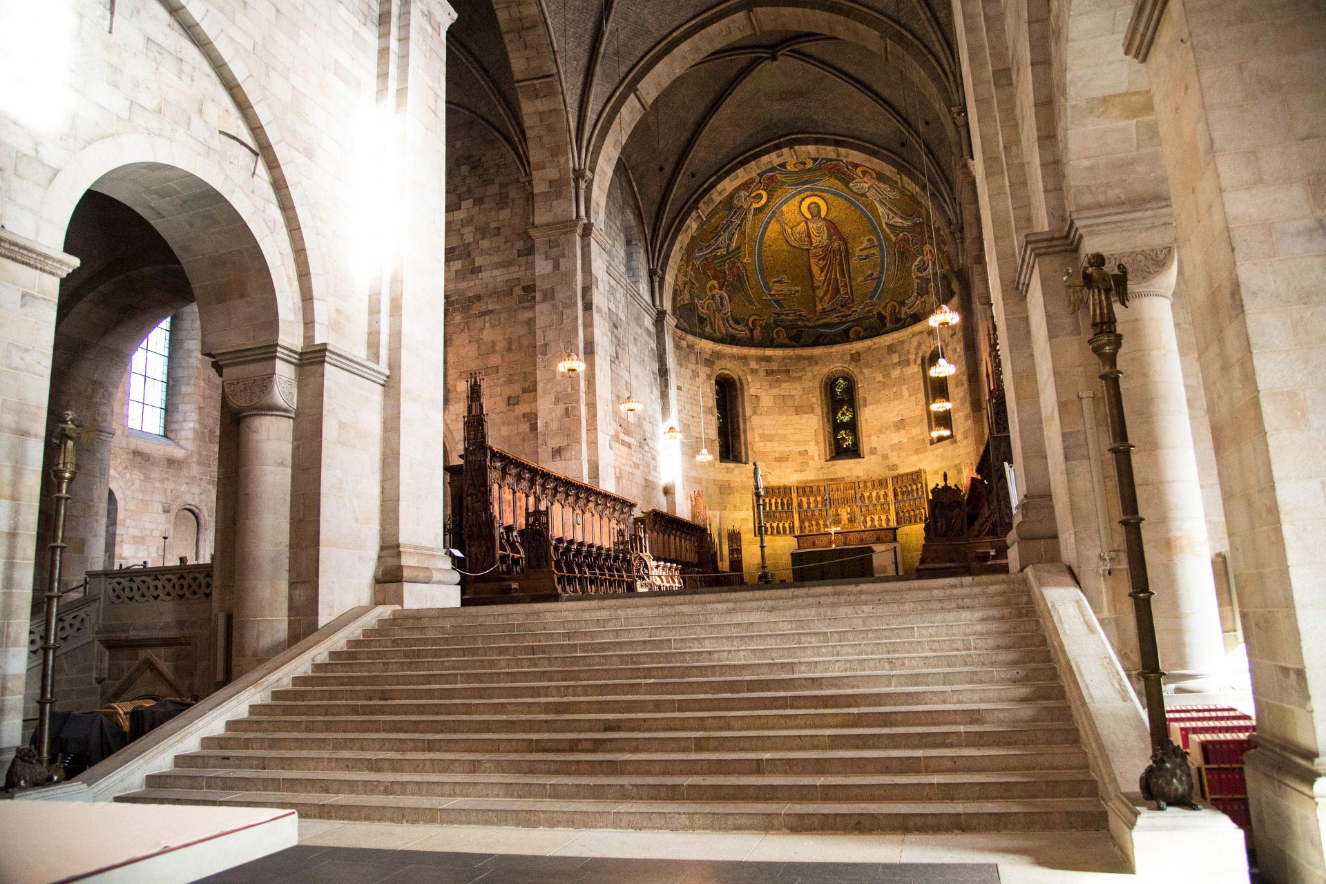 Trappan upp till koret i Domkyrkan.