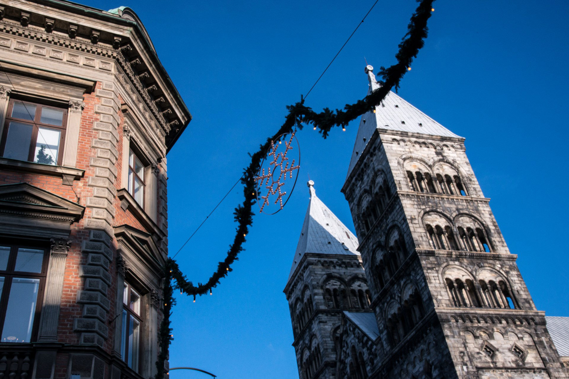 Lunds domkyrka och en hängande juldekoration över gatan.