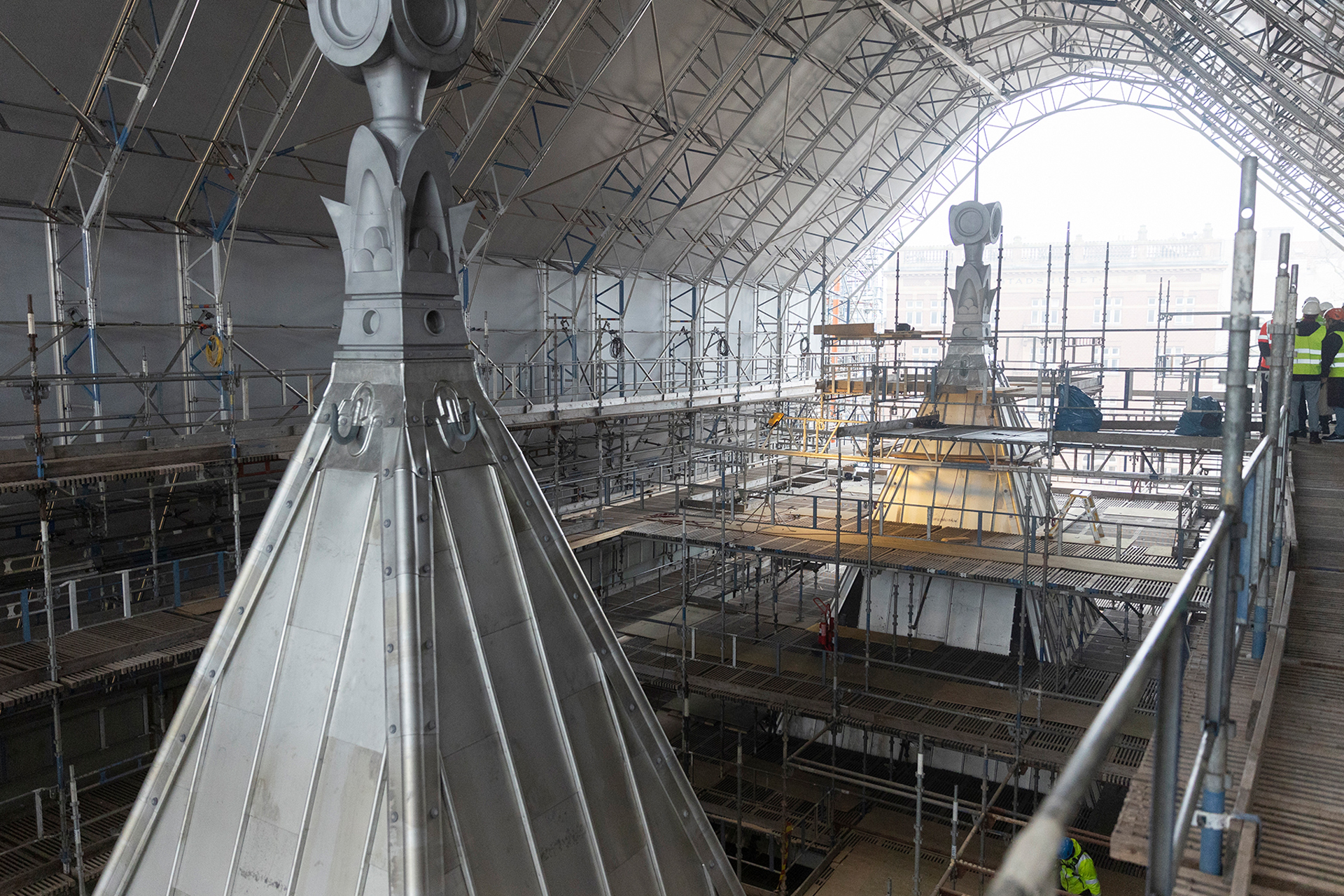 Torntaken stående i tälthallen på marken
