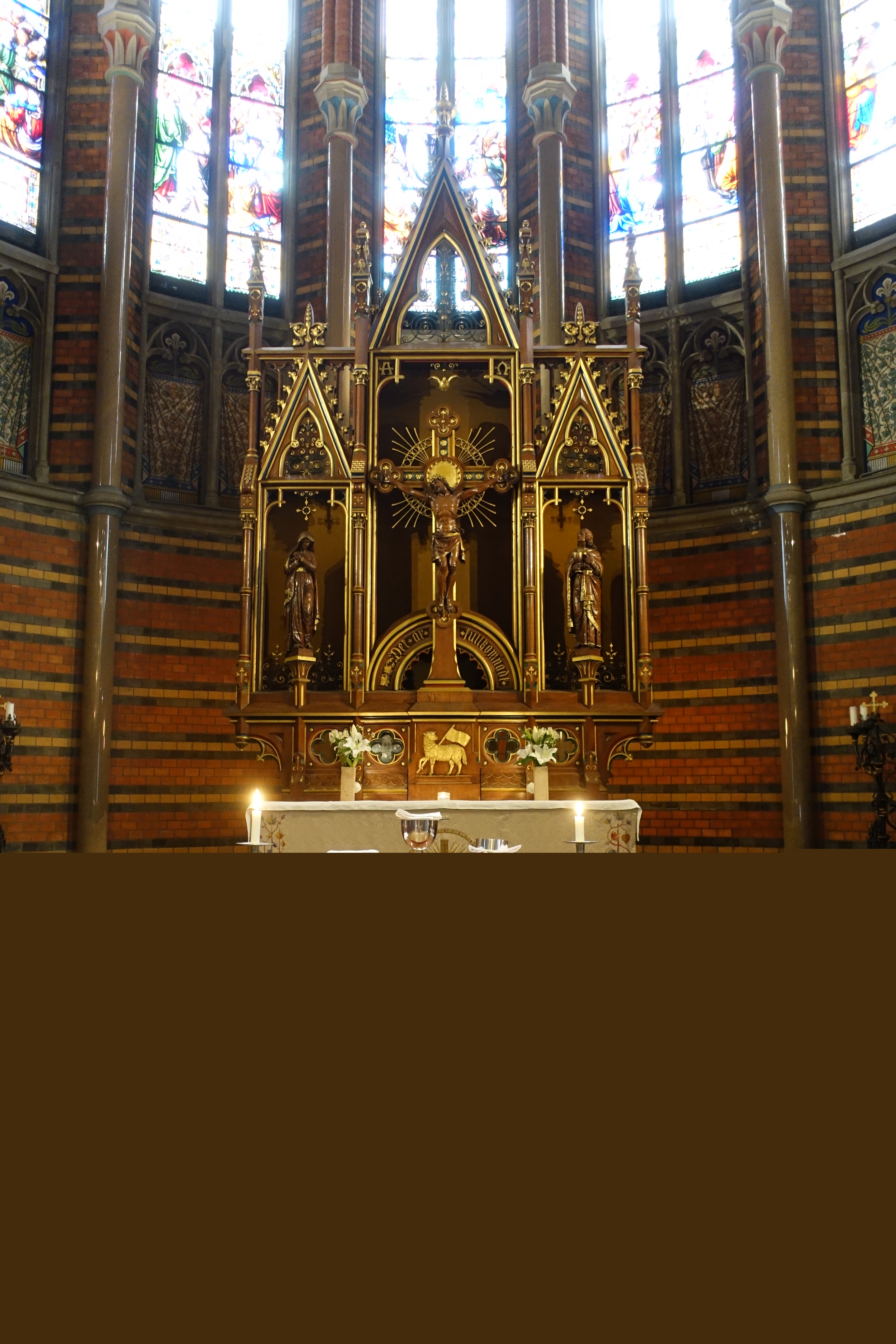 Koret, framför koret står ett altare dukat med nattvardskärl.