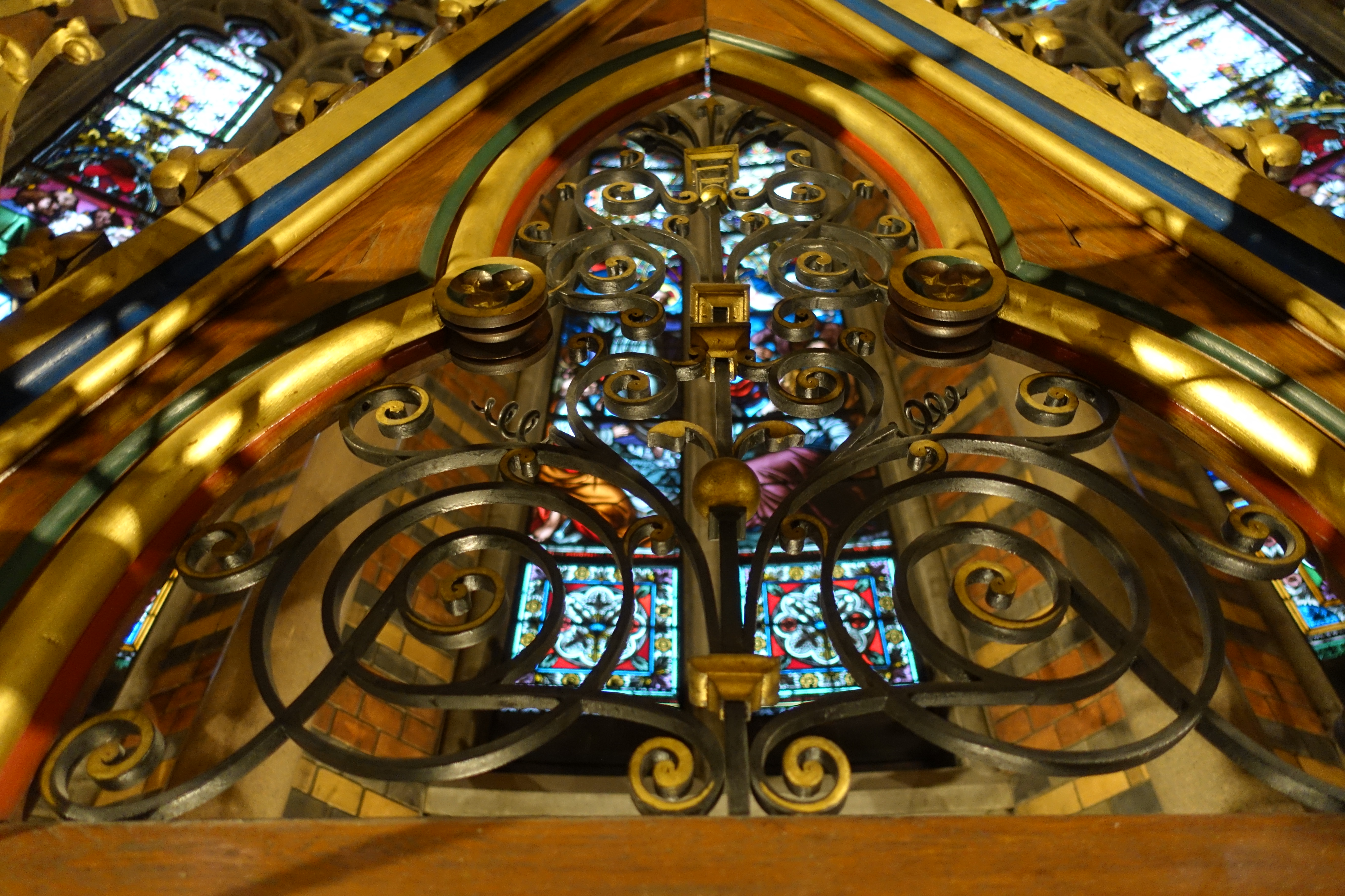 Närbild på altaruppsatsens dekorativa topp.