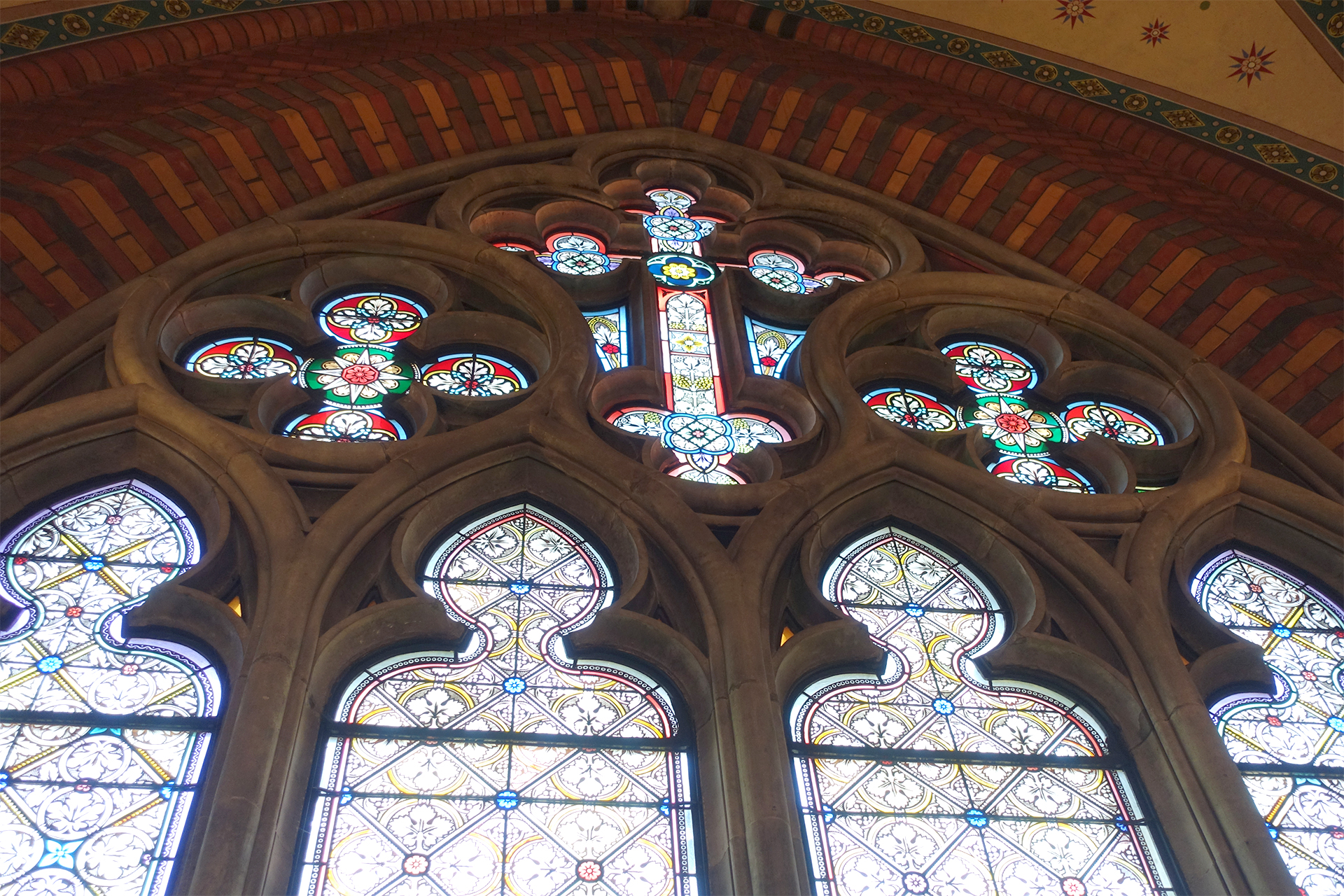 Bild på kyrkfönsterna uppe på läktaren