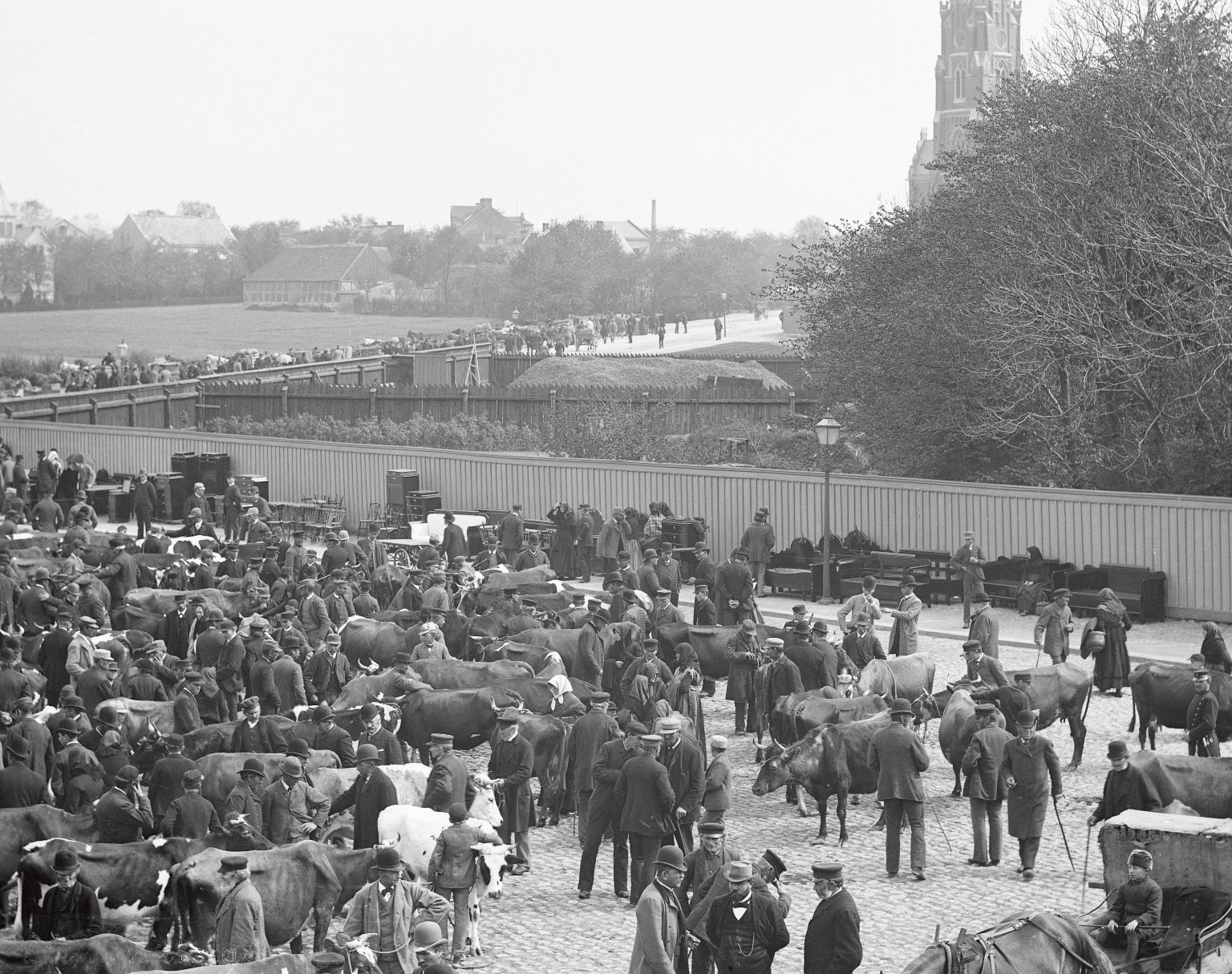 Bild på Clemenstorget från Lunds station upp mot Lunds Allhelgonakyrka. Troligen tagen slutet på 1800-talet eller början på 1900-talet.