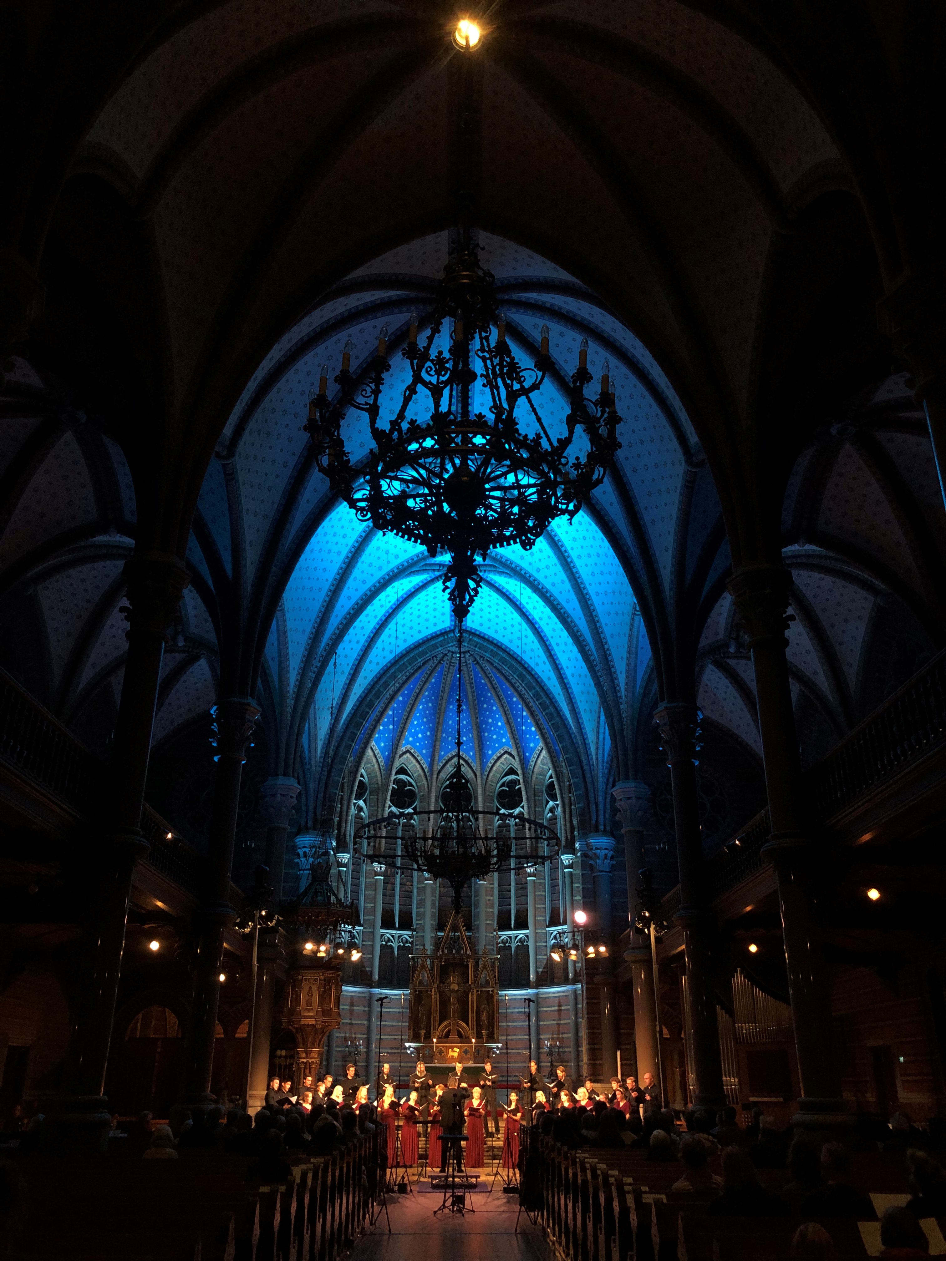 Bild på koret med taket infärgat i turkosblått.