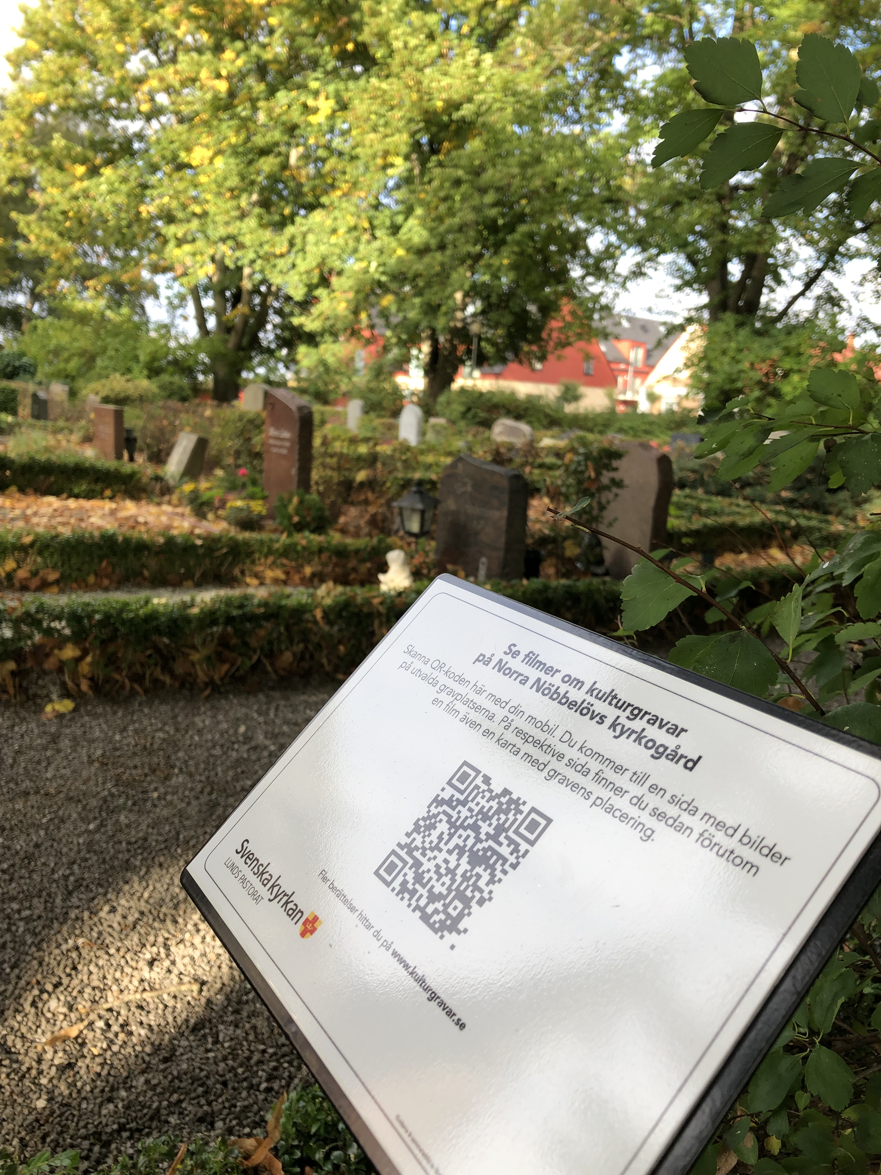 Skylt om kulturgravar Norra Nöbbelövs kyrkogård