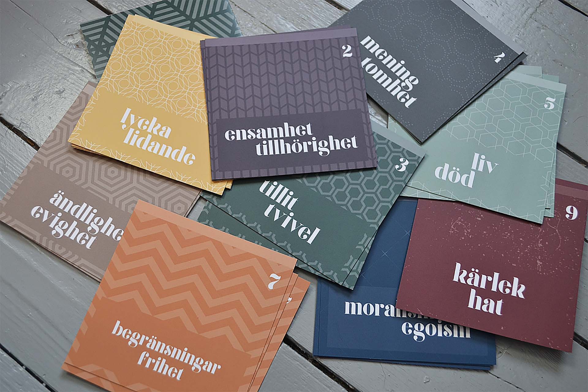 Samtalskort med olika ämnen, såsom ensamhet, tillit och lycka.