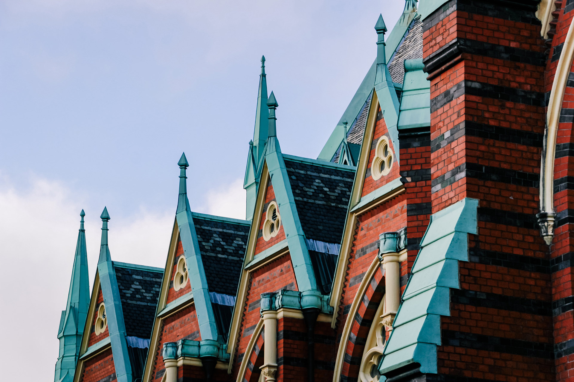 Del av Oscar Fredrik kyrkas fasad.